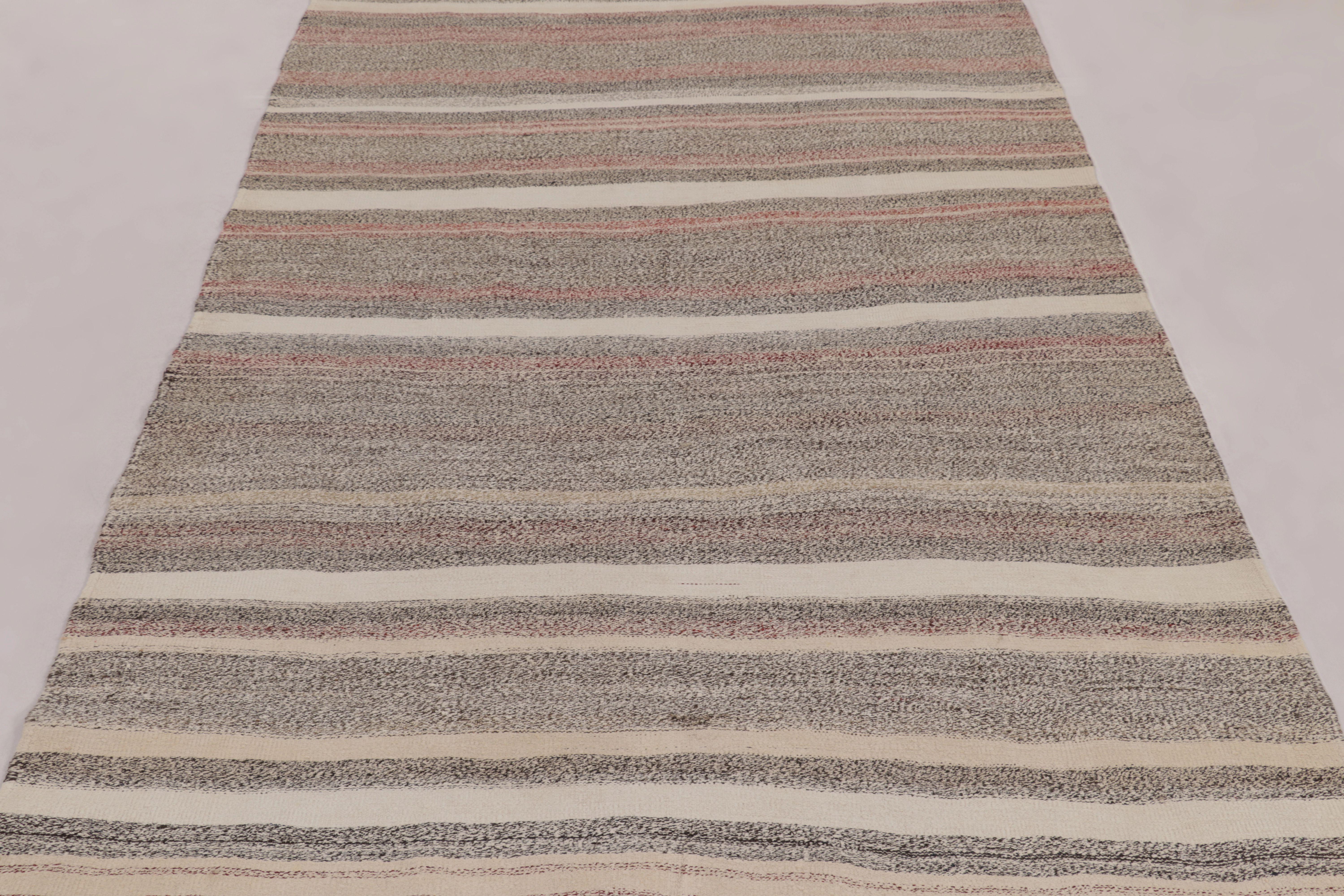 Persiano Vintage Persian Kilim Runner in Muted Neutral Stripes - Rug & Kilim in vendita