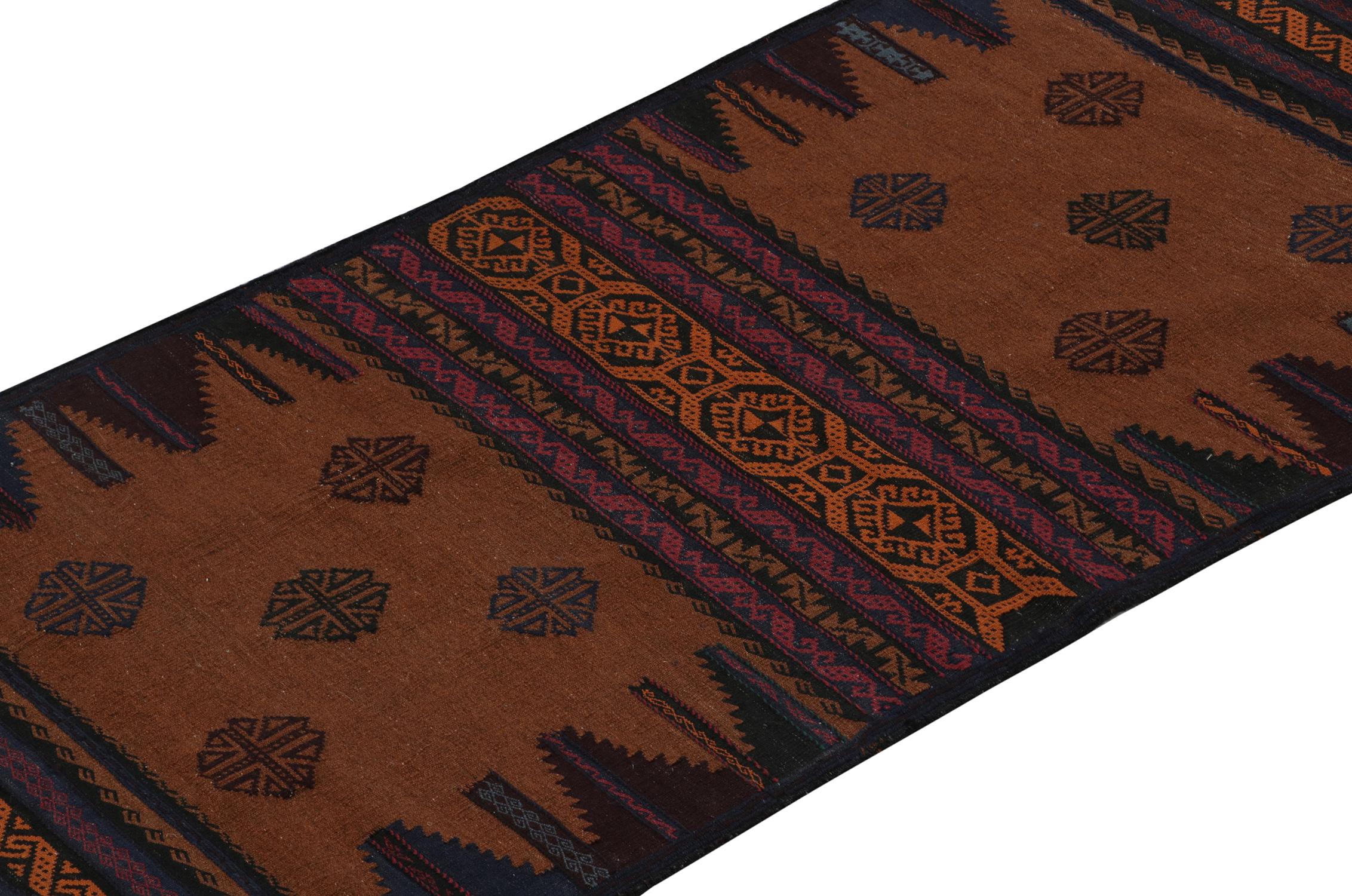 Persischer Kelim-Läufer im Vintage-Stil mit polychromen, geometrischen Mustern von Rug & Kilim (Handgeknüpft) im Angebot