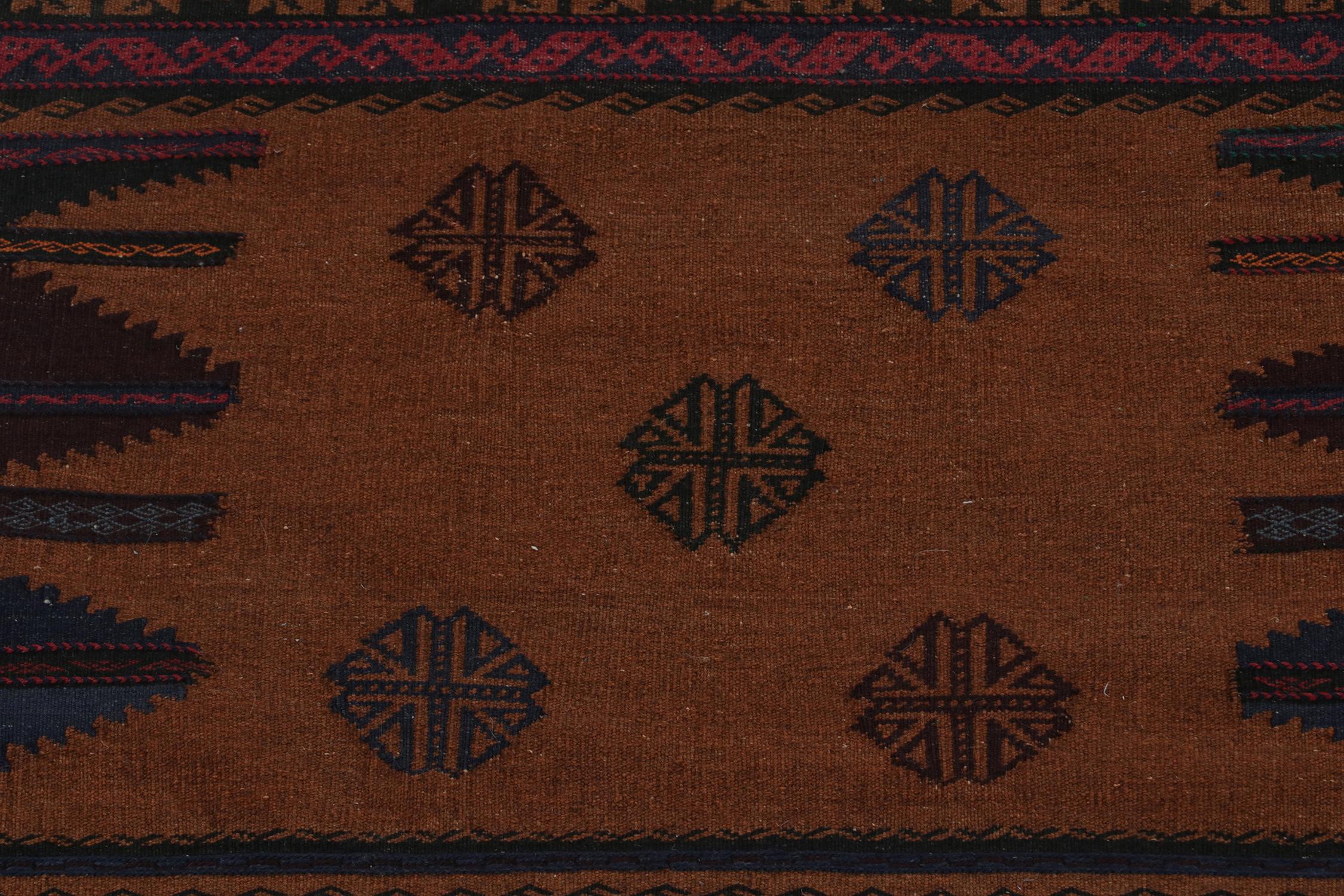 Persischer Kelim-Läufer im Vintage-Stil mit polychromen, geometrischen Mustern von Rug & Kilim (Mitte des 20. Jahrhunderts) im Angebot
