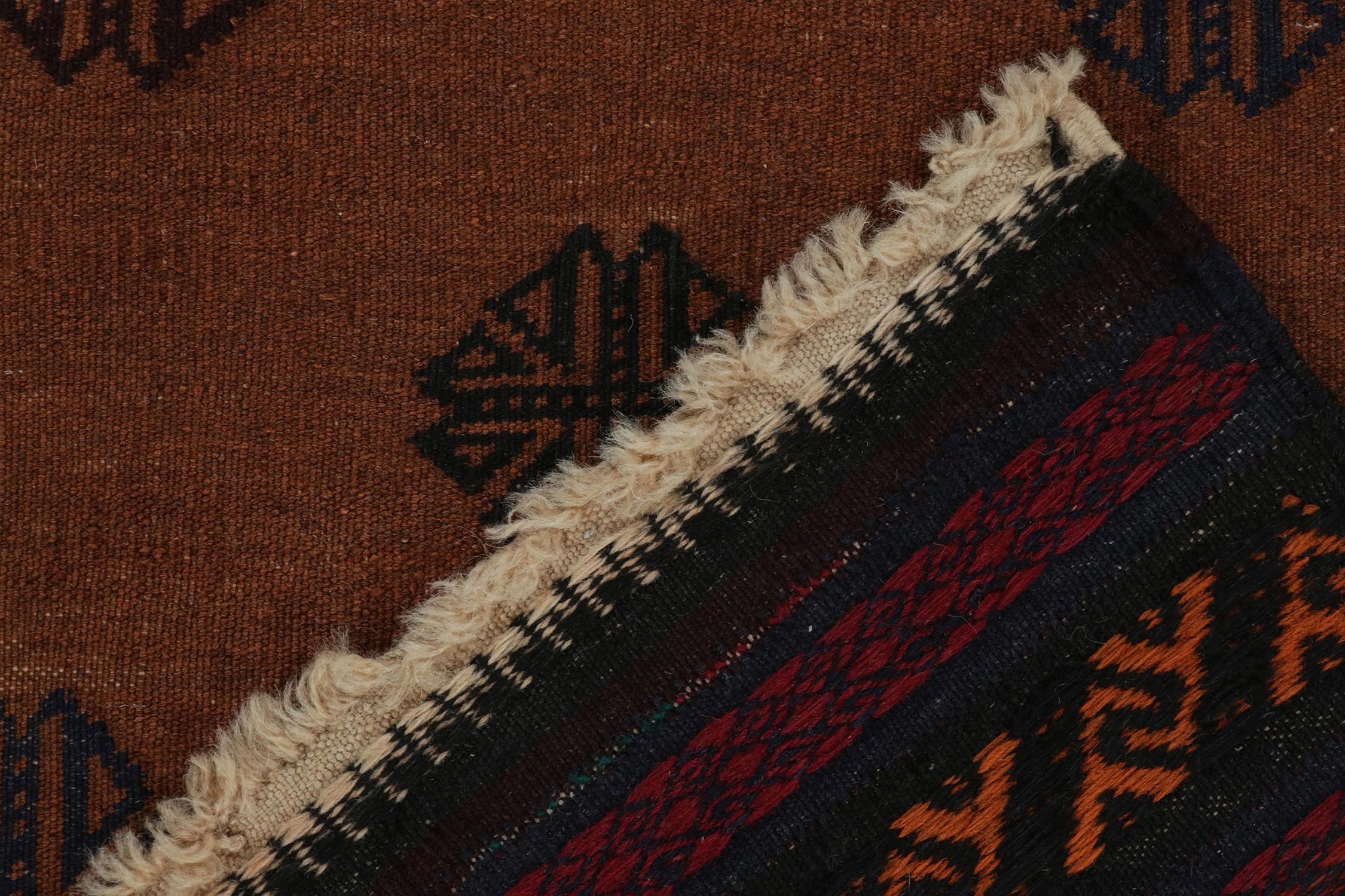 Persischer Kelim-Läufer im Vintage-Stil mit polychromen, geometrischen Mustern von Rug & Kilim (Wolle) im Angebot