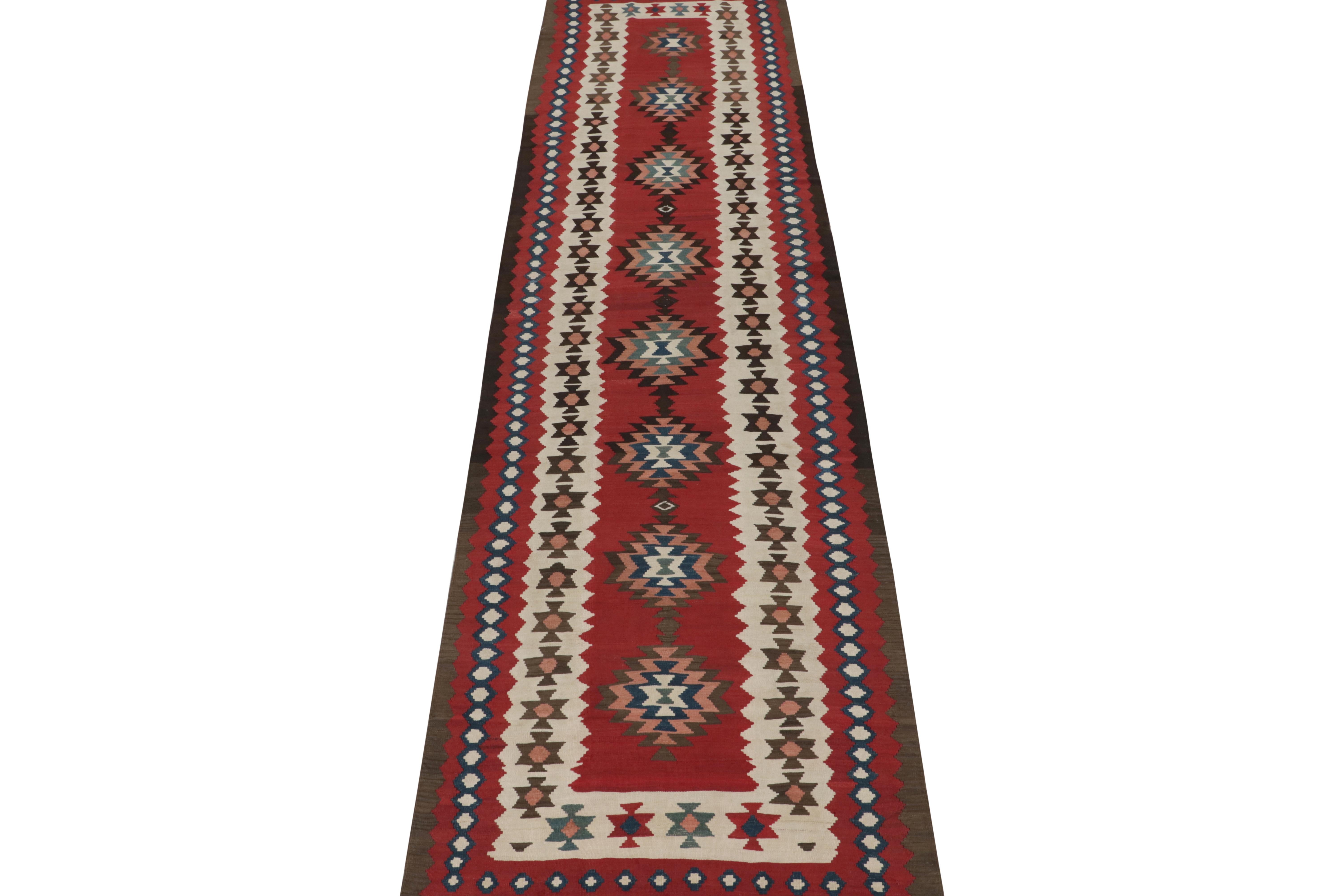 Dieser alte persische Kelim 4x16 ist ein einzigartiger Stammesläufer für seine Zeit, handgewebt aus Wolle um 1950-1960.

Weiter zum Design:

Ein rotes, offenes Feld beherbergt wiederholte Medaillons mit einem Schwerpunkt auf geometrischen