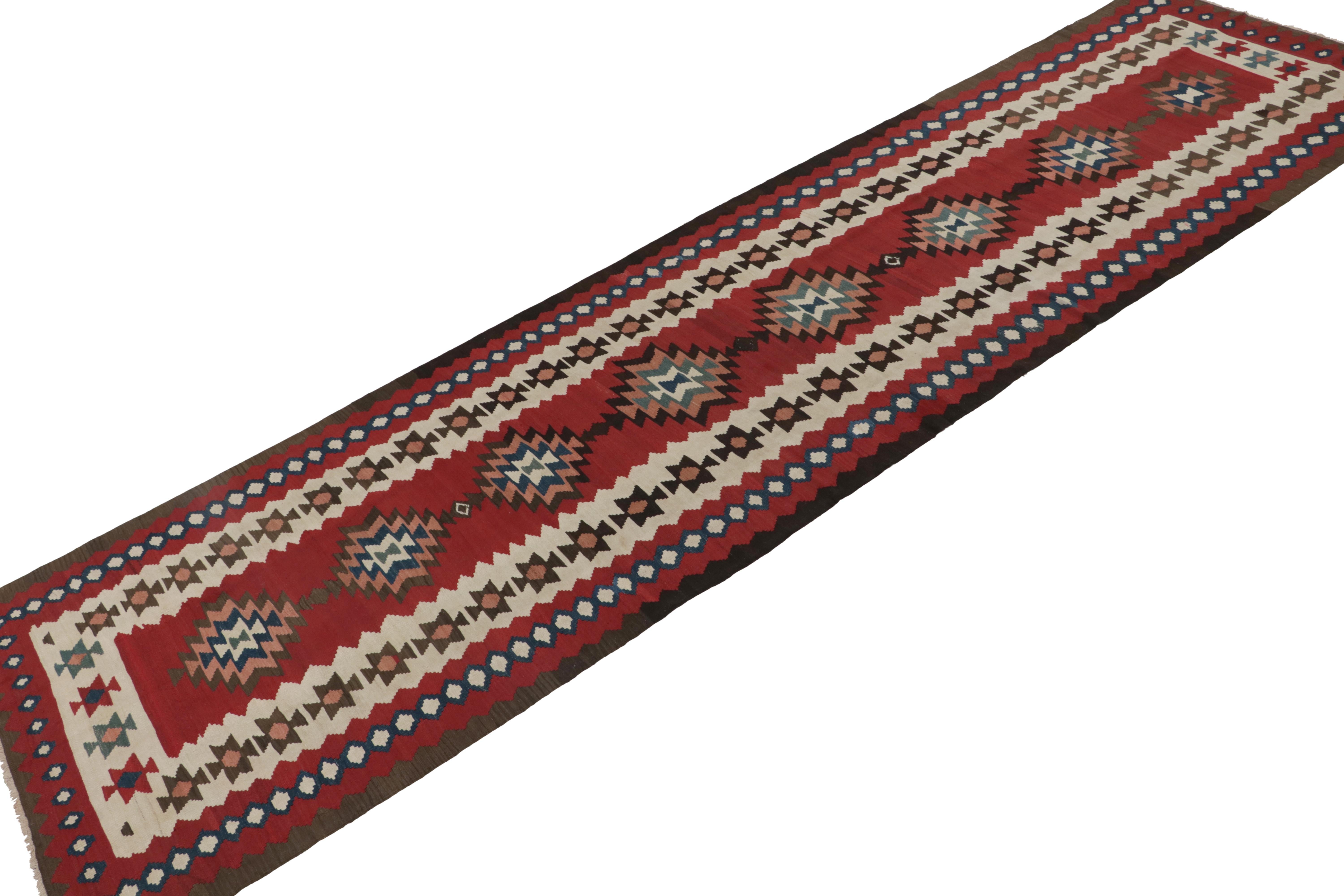 Persischer Vintage-Kelim-Läufer in Rot mit Medaillon-Muster von Rug & Kilim (Stammeskunst) im Angebot