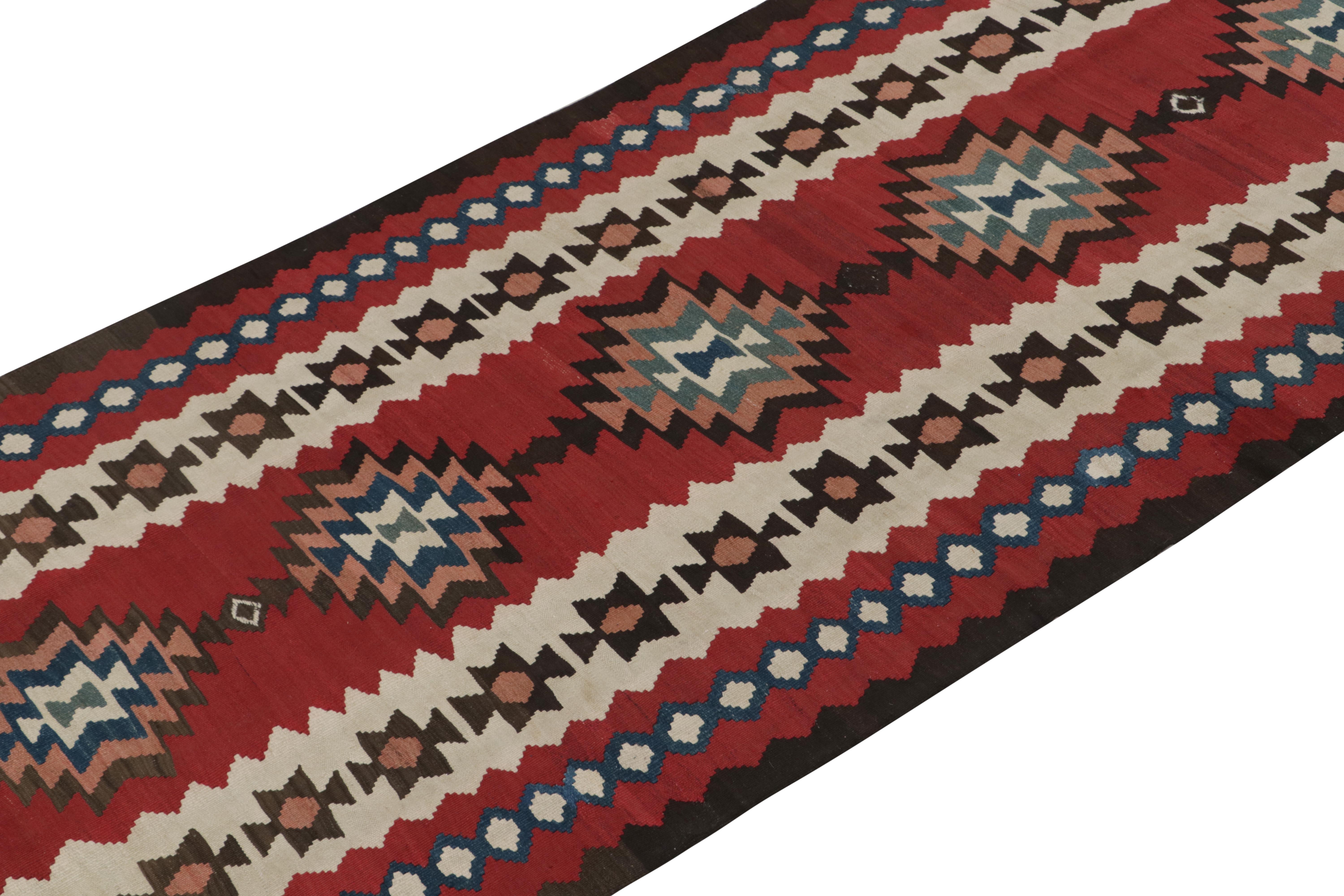 Persischer Vintage-Kelim-Läufer in Rot mit Medaillon-Muster von Rug & Kilim (Handgeknüpft) im Angebot