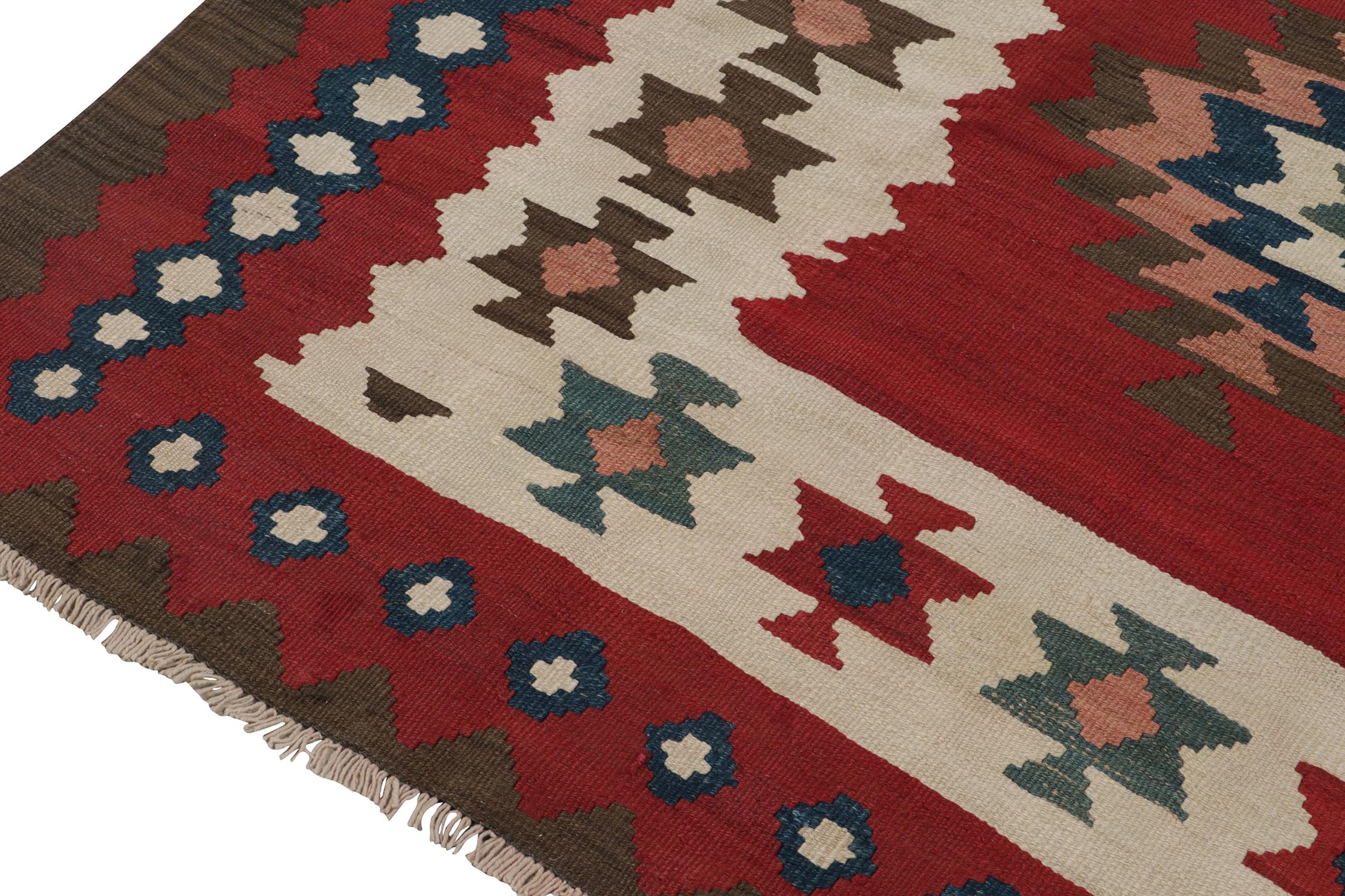 Persischer Vintage-Kelim-Läufer in Rot mit Medaillon-Muster von Rug & Kilim im Zustand „Gut“ im Angebot in Long Island City, NY