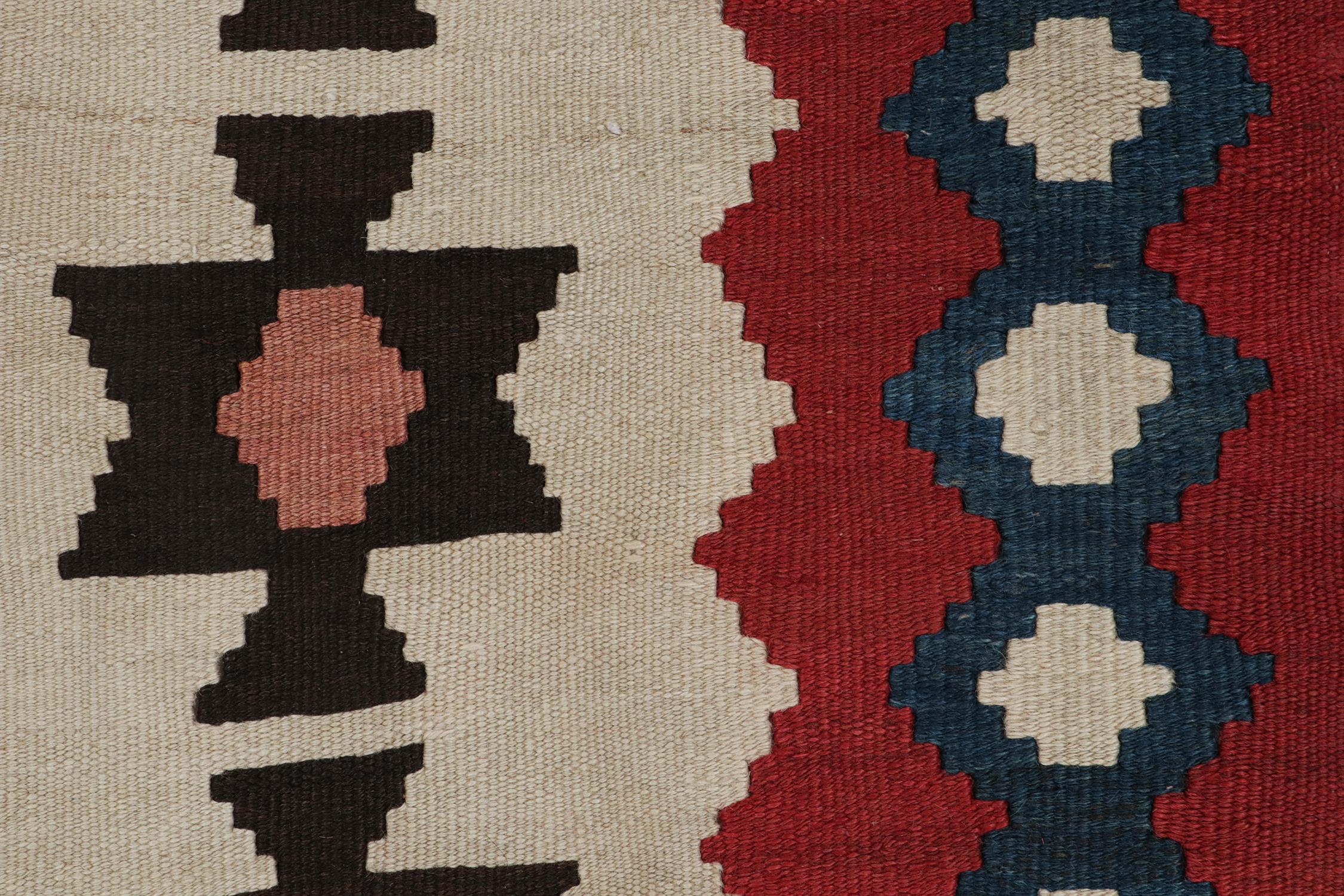 Persischer Vintage-Kelim-Läufer in Rot mit Medaillon-Muster von Rug & Kilim (Mitte des 20. Jahrhunderts) im Angebot