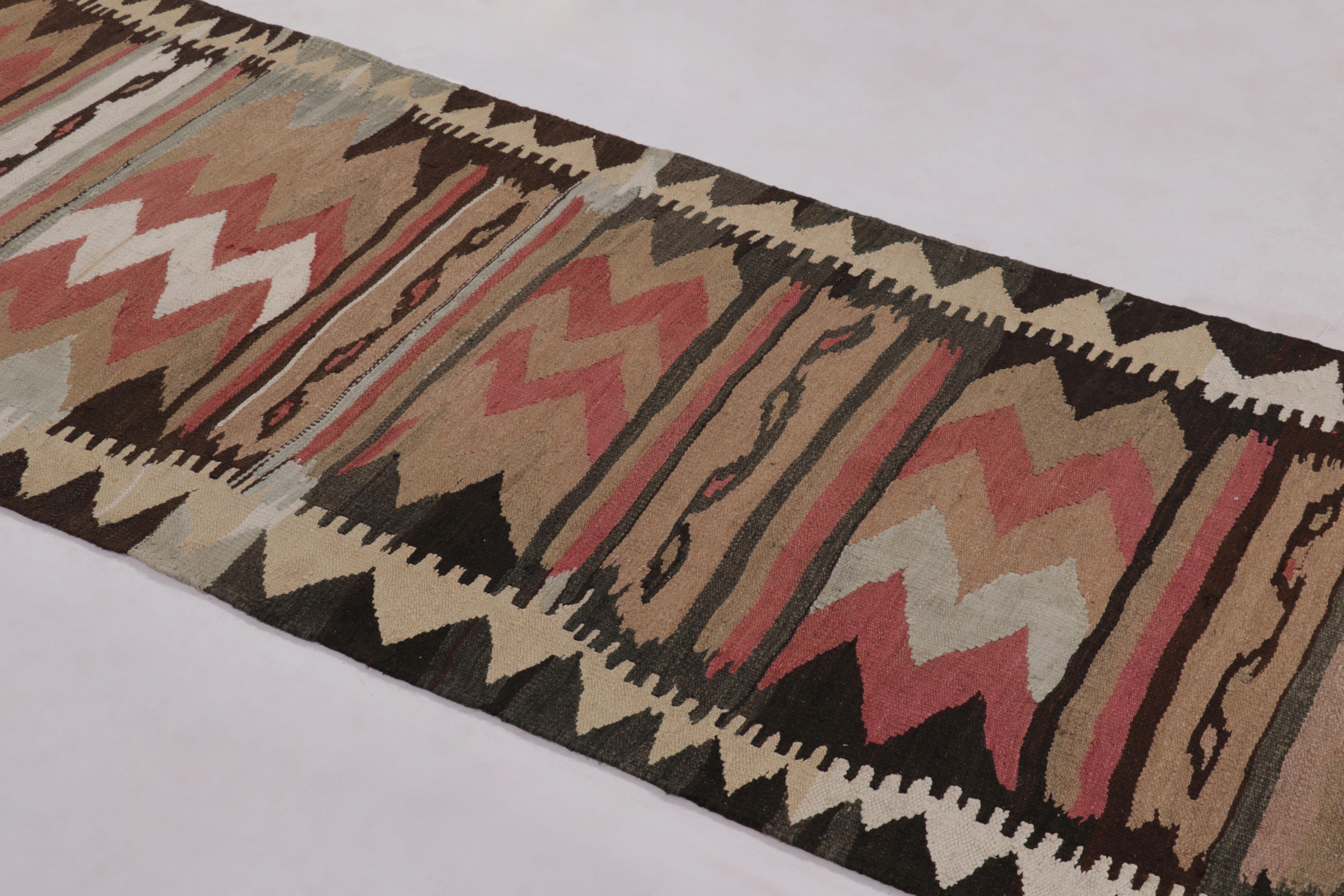 Vintage Persian Kilim Runner, Tribal Rug with Bold Chevrons - Rug & Kilim im Zustand „Gut“ im Angebot in Long Island City, NY