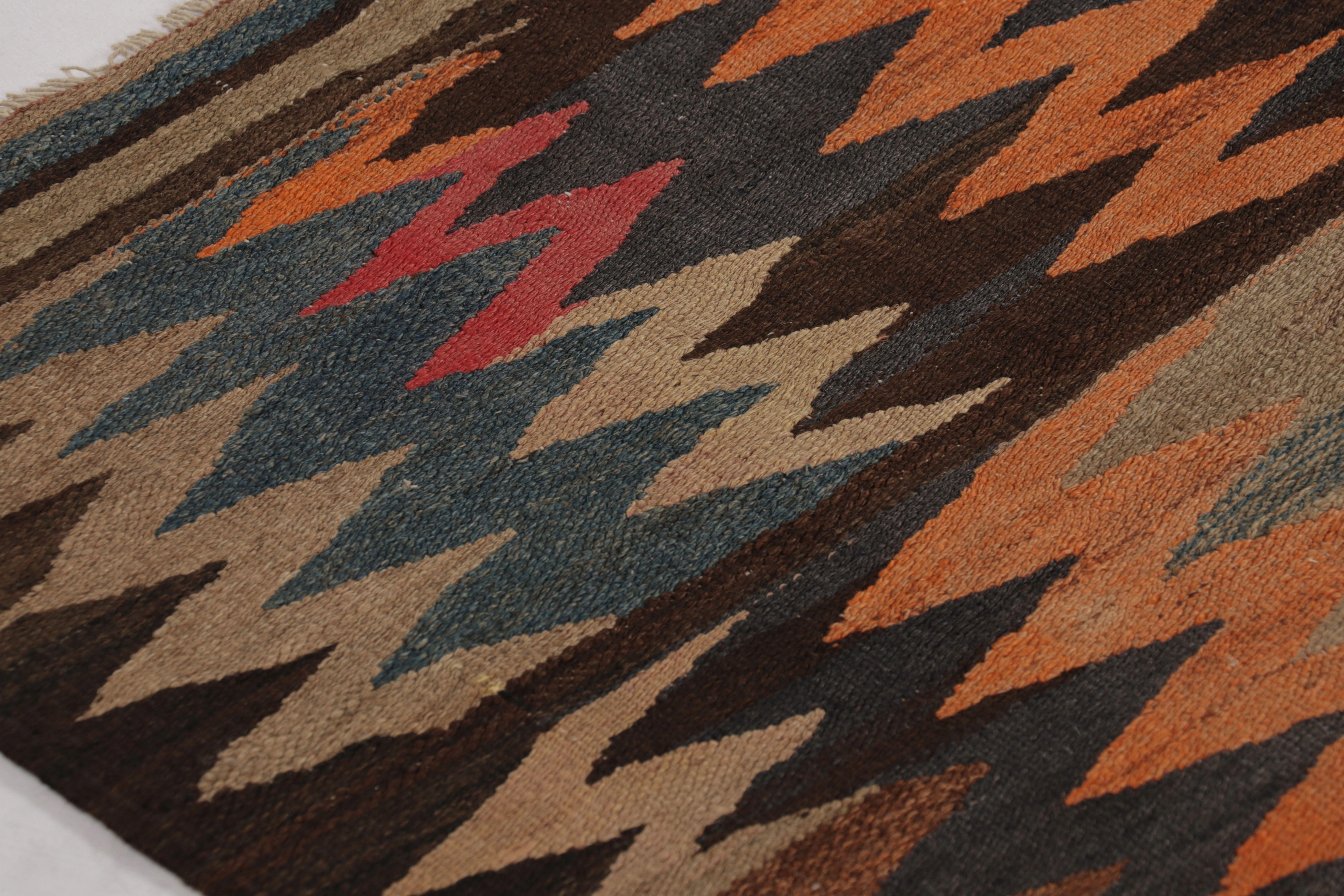 Dieser aus handgewebter Wolle um 1950-1960 gefertigte 4x9 Vintage-Flachgewebe-Kilim ist ein besonders intensives und begehrtes Werk einer aufregenden neuen Kuration aus der Sammlung klassischer Kelims und Flachgewebe von Rug & Kilim.

Über das