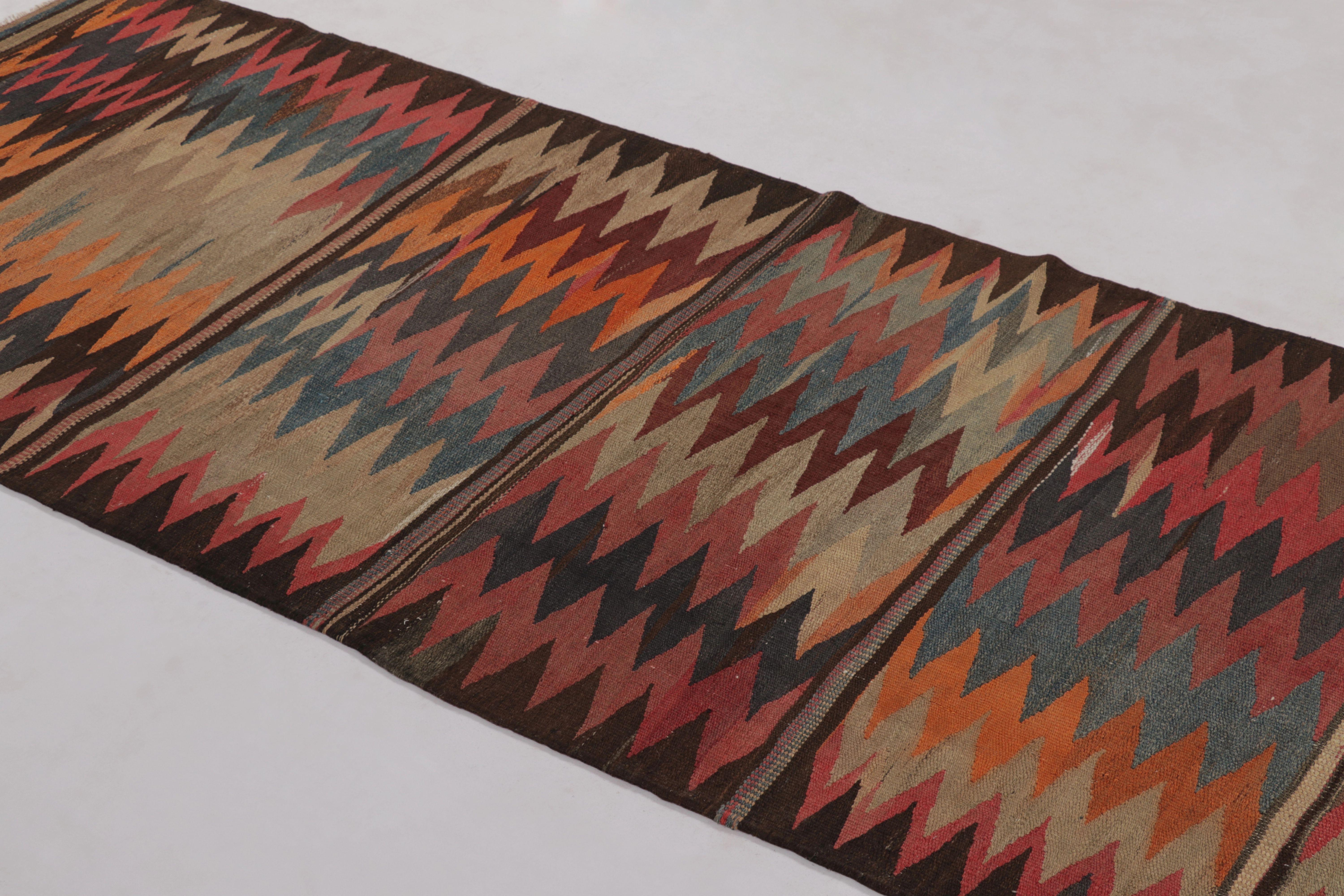 Vintage Persian Kilim Runner, Tribal Rug with Vibrant Chevrons - Rug & Kilim im Zustand „Gut“ im Angebot in Long Island City, NY