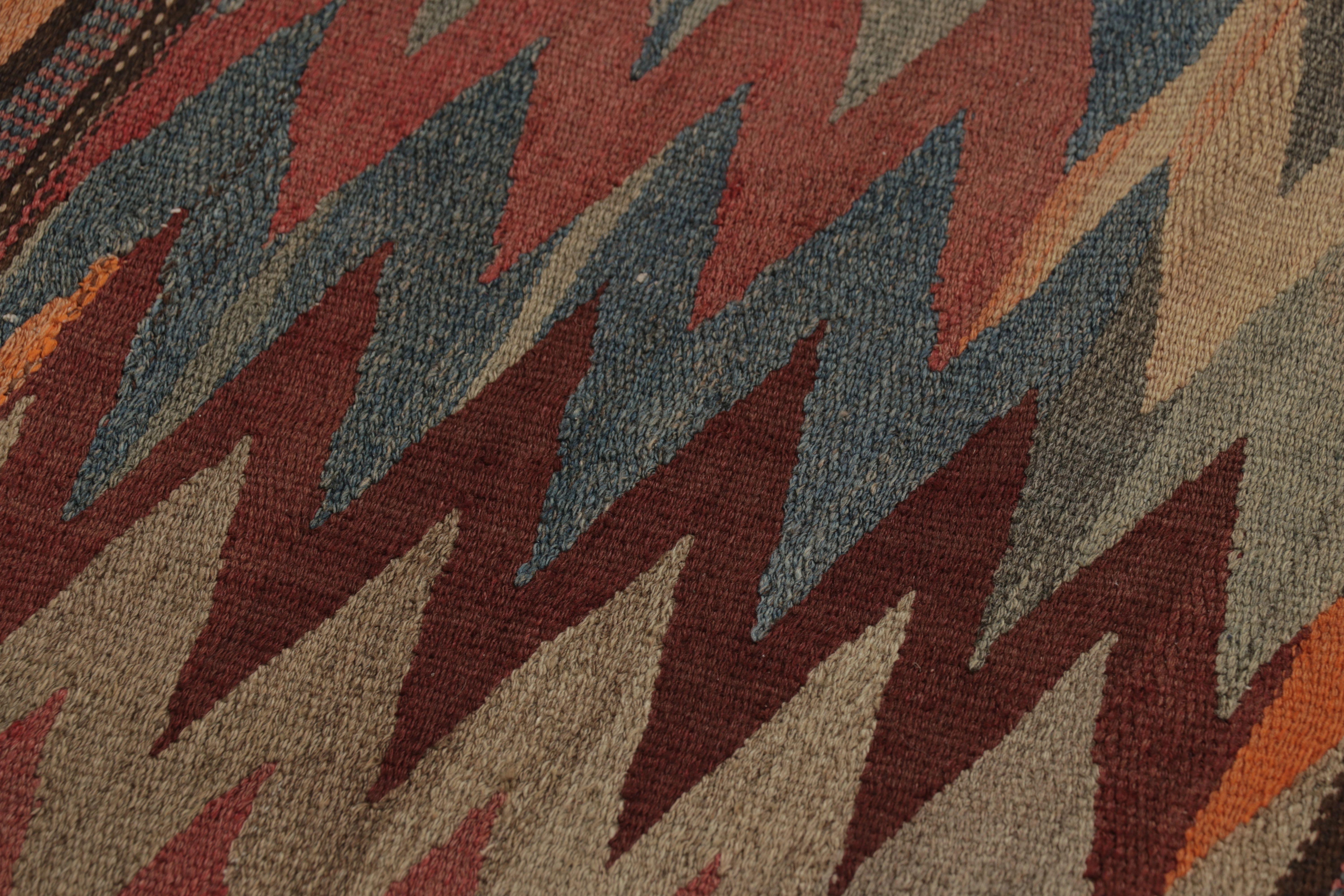 Vintage Persian Kilim Runner, Tribal Rug with Vibrant Chevrons - Rug & Kilim (Mitte des 20. Jahrhunderts) im Angebot