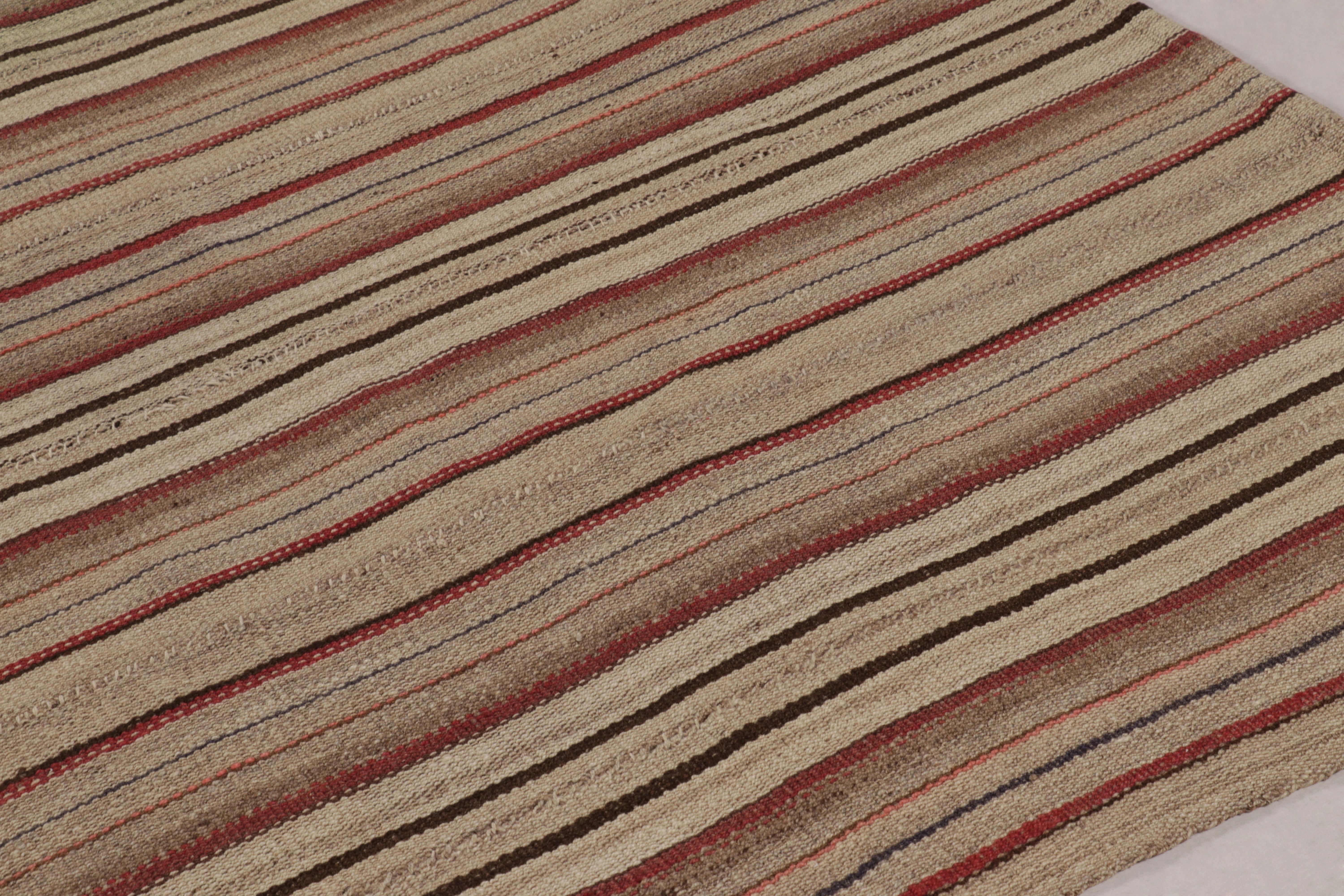 Realizzato con lana tessuta a mano in Persia nel 1950-1960, questo Kilim vintage 11x12 è un'opera particolarmente terrosa e ricercata di una nuova ed entusiasmante selezione della collezione di Kilim e Trame Piane classiche di Rug & Kilim.

Sul