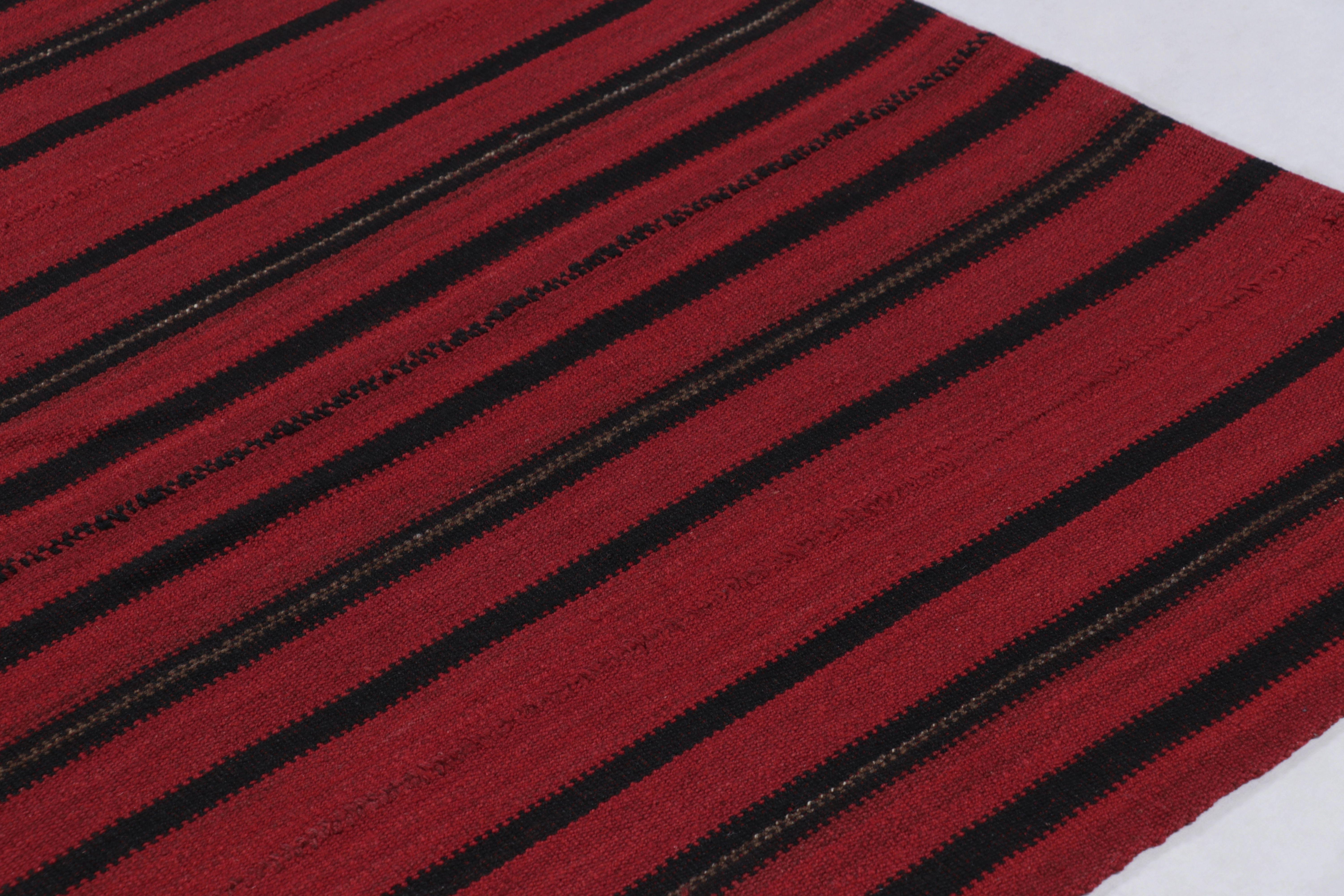 Dieser 10x12 große Vintage-Kilim wurde 1950-1960 in Persien aus handgewebter Wolle hergestellt und ist ein besonders erdiges und begehrtes Werk einer aufregenden neuen Kuration aus der Sammlung klassischer Kelims und Flachgewebe von Rug &