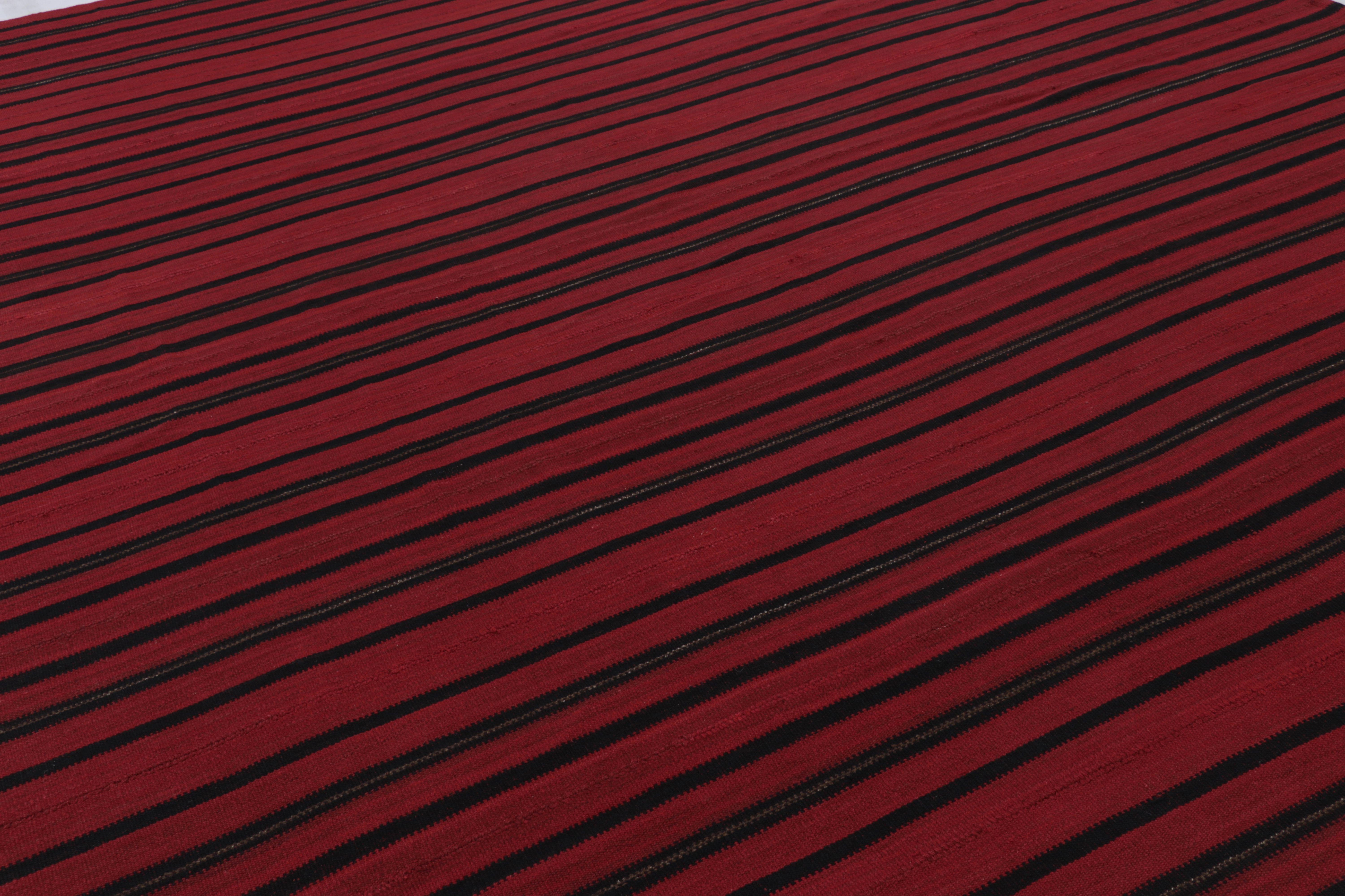 Vintage Persian Kilim, Stammes-Teppich in Rot und Schwarz gestreift im Zustand „Gut“ im Angebot in Long Island City, NY