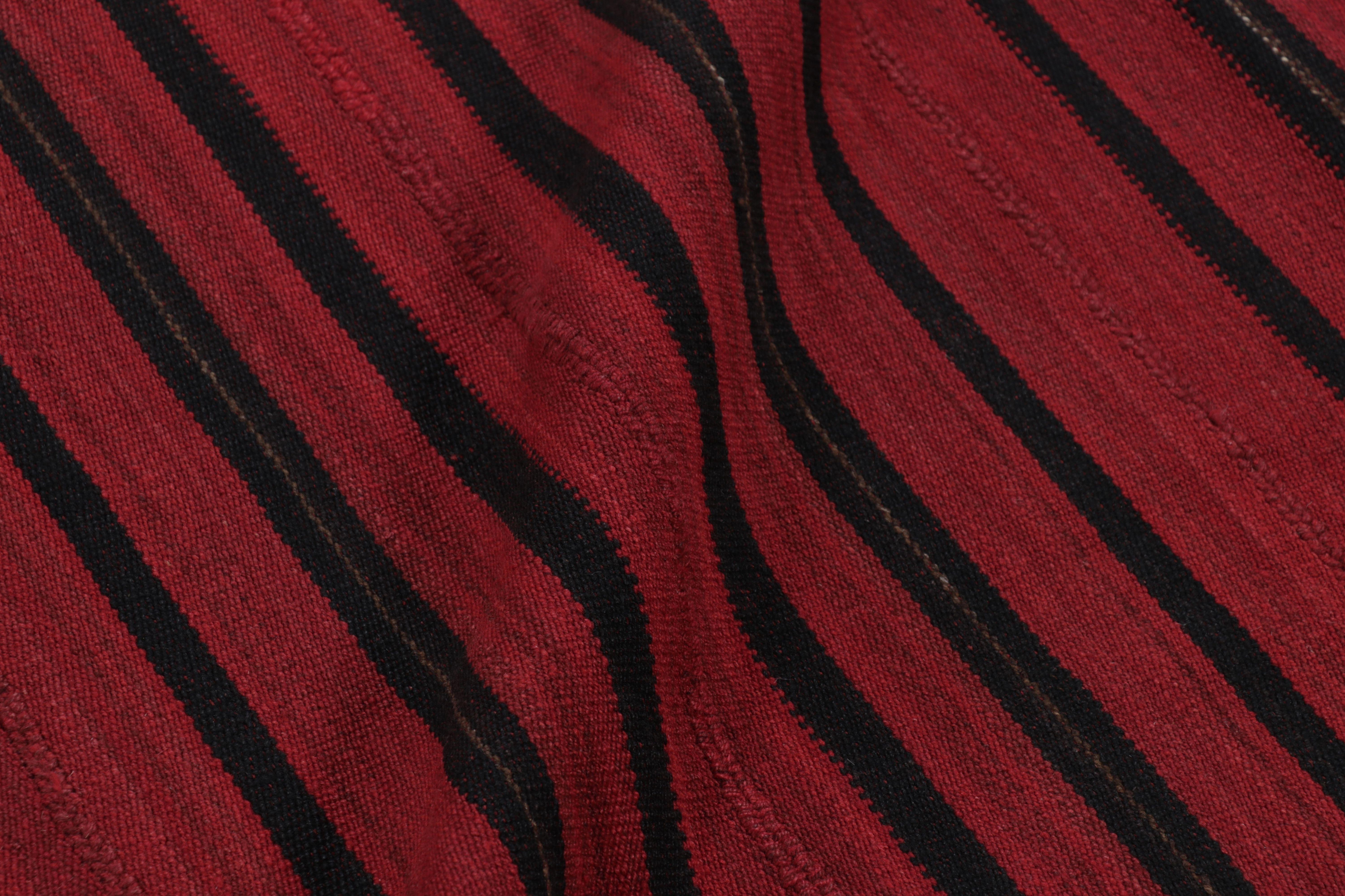 Vintage Persian Kilim, Stammes-Teppich in Rot und Schwarz gestreift (Mitte des 20. Jahrhunderts) im Angebot