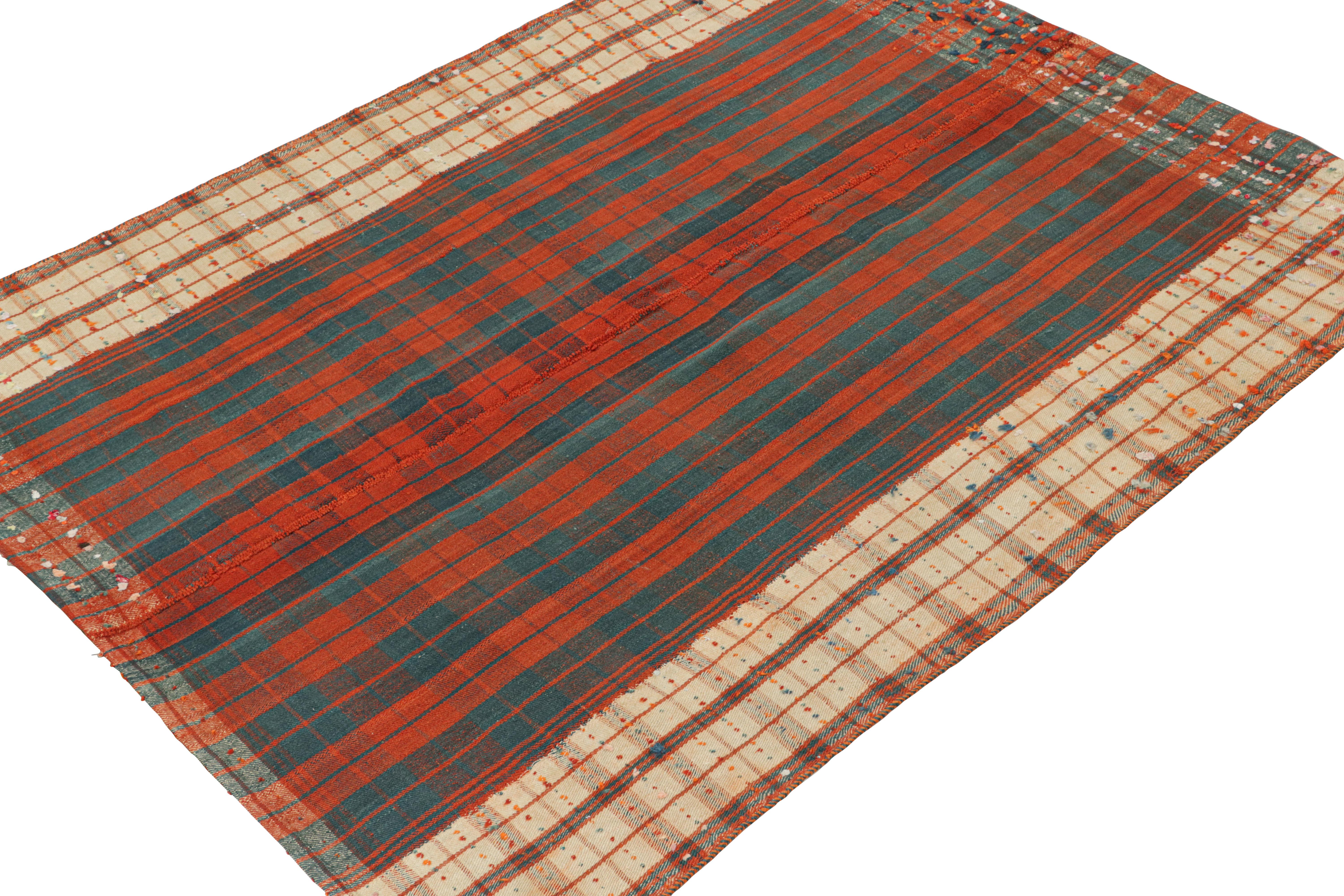 Questo kilim tribale persiano vintage 6x7 è tessuto a mano in lana e risale al 1950-1960 circa.

Questo disegno rimanda alla tecnica della tessitura a pannelli, in cui i tessitori tribali uniscono più pezzi in un Kilim più grande. Il suo design è