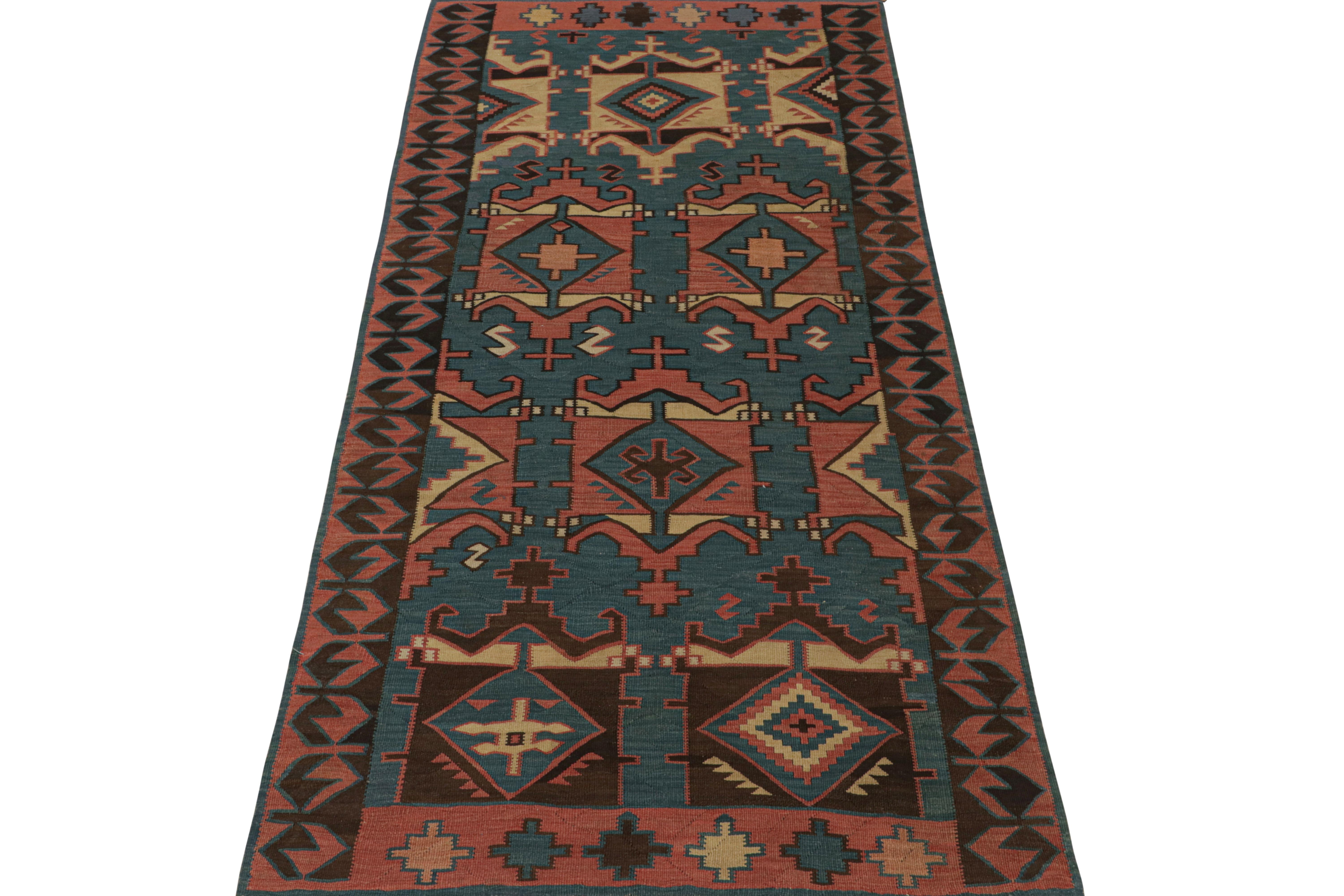 Dieser 4x9 persische Kelim ist ein Stammesteppich aus der Mitte des Jahrhunderts, handgewebt aus Wolle um 1950-1960.

Das Design besteht aus einer Vielzahl von geometrischen Mustern in Ziegelrot, Beige und Braun auf einem ägäisblauen Feld. Es ist