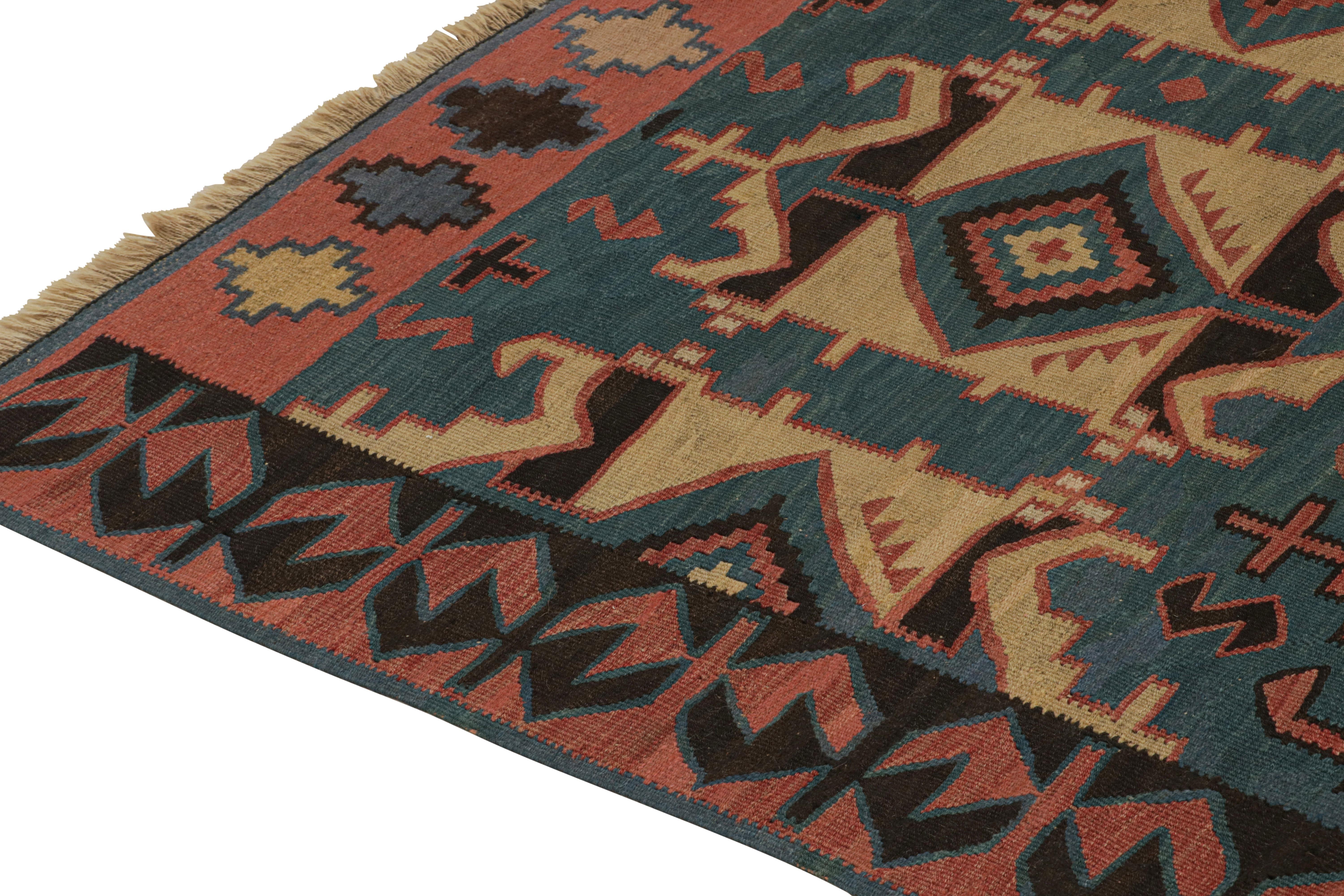 Persischer Kelim mit blauen geometrischen Mustern von Teppich & Kilim im Zustand „Gut“ im Angebot in Long Island City, NY