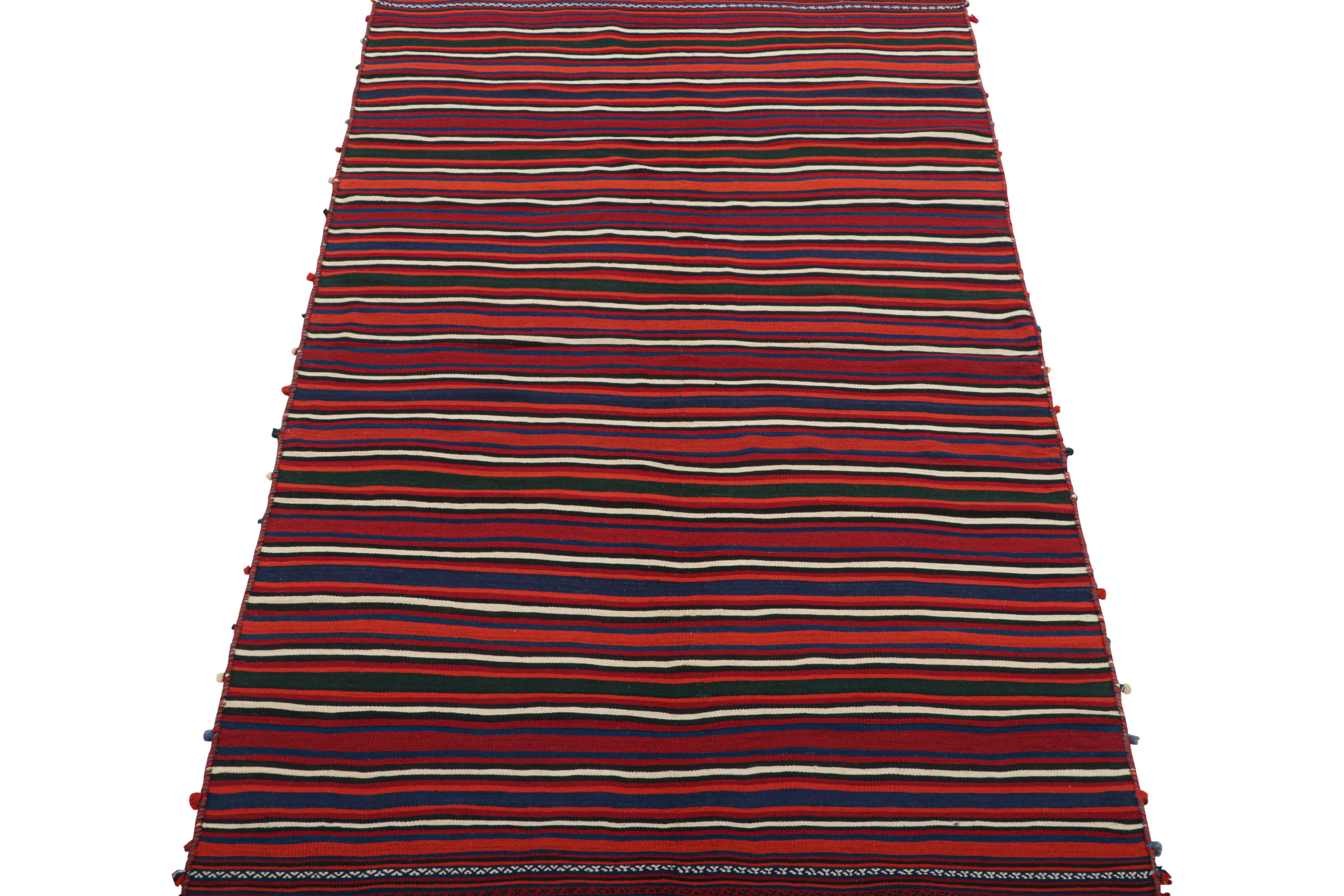 Dieser 6x10 große persische Kelim ist ein Stammesläufer aus der Mitte des Jahrhunderts, handgewebt aus Wolle um 1950-1960.

Über das Design: 

Sein Design bevorzugt marineblaue und burgunderrote Streifen mit schwarzen und gebrochen weißen Noten in