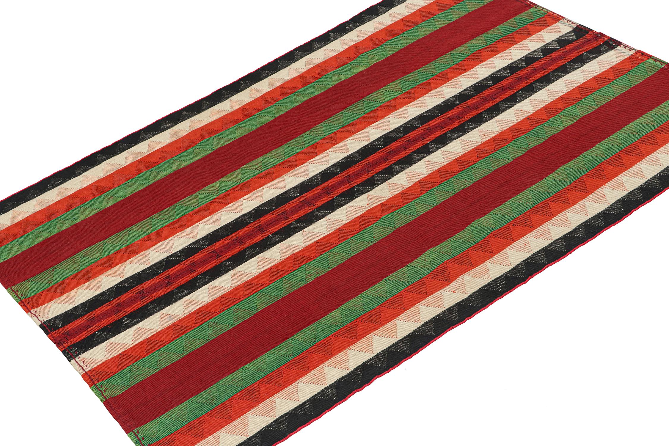 Dieser alte persische Kelimteppich 5x7 ist aus Wolle handgewebt und stammt aus der Zeit um 1950-1960.

Es handelt sich um ein Paneel-Gewebe, bei dem zwei oder mehr Flachgewebe zu einem größeren Stück zusammengefasst werden. Dieses besondere Stück