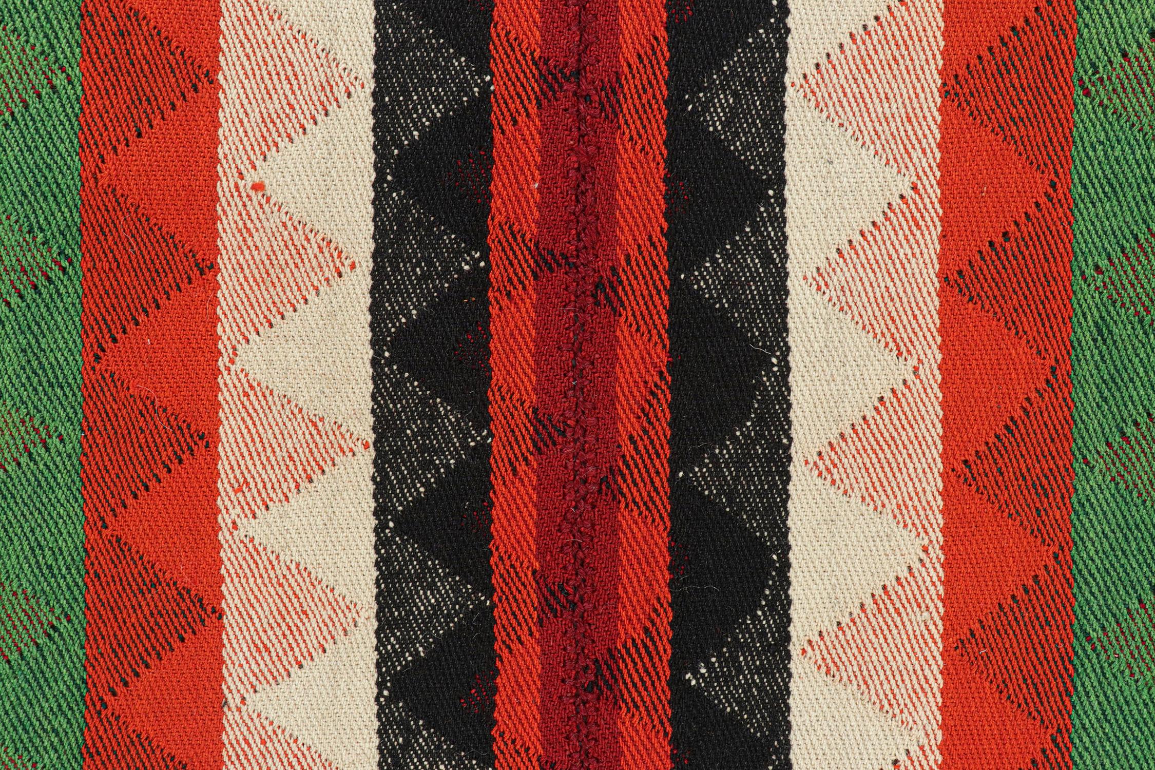 Persischer Kelim mit mehrfarbigen Streifen von Teppich & Kilim (Mitte des 20. Jahrhunderts) im Angebot