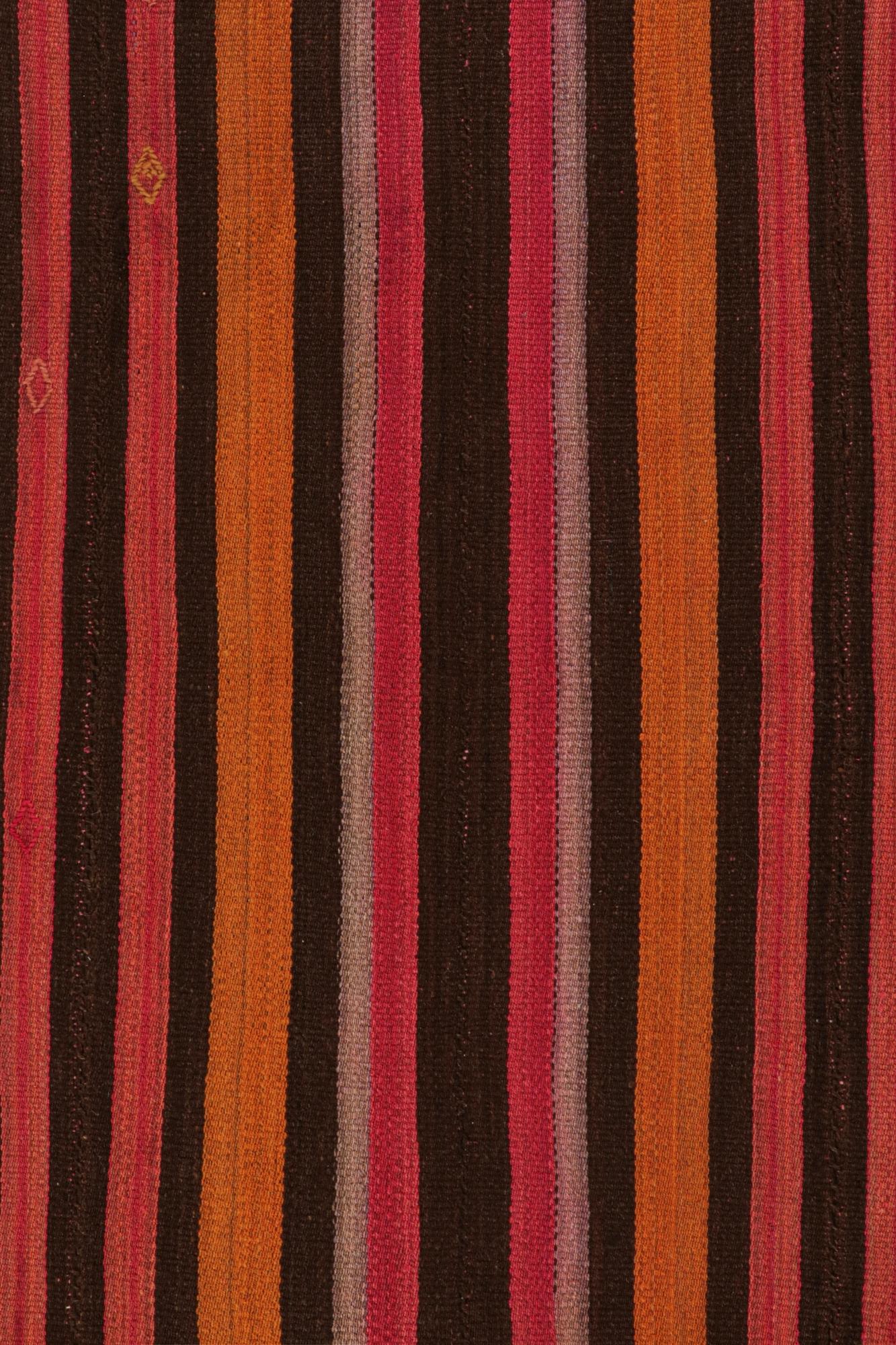 Persischer Kelim mit orangefarbenen, braunen und rosa Streifen von Teppich & Kilim (Mitte des 20. Jahrhunderts) im Angebot
