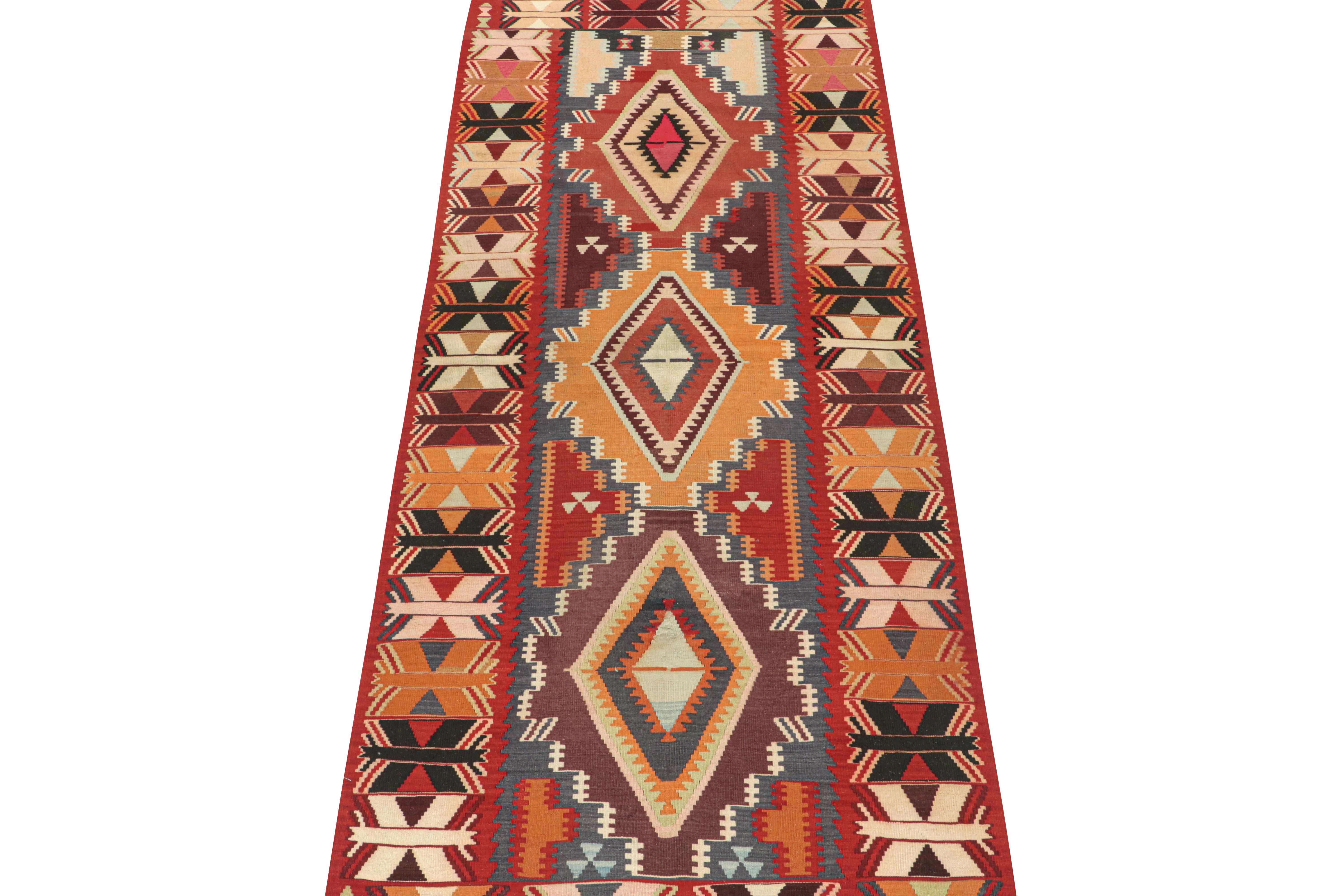 Dieser alte persische Kilim 4x10 ist ein Stammesteppich aus Meshkin - einem kleinen Dorf im Nordwesten, das für seine fabelhaften Werke bekannt ist. Er ist aus Wolle handgewebt und stammt aus der Zeit um 1950-1960. 

Das Design bevorzugt einen
