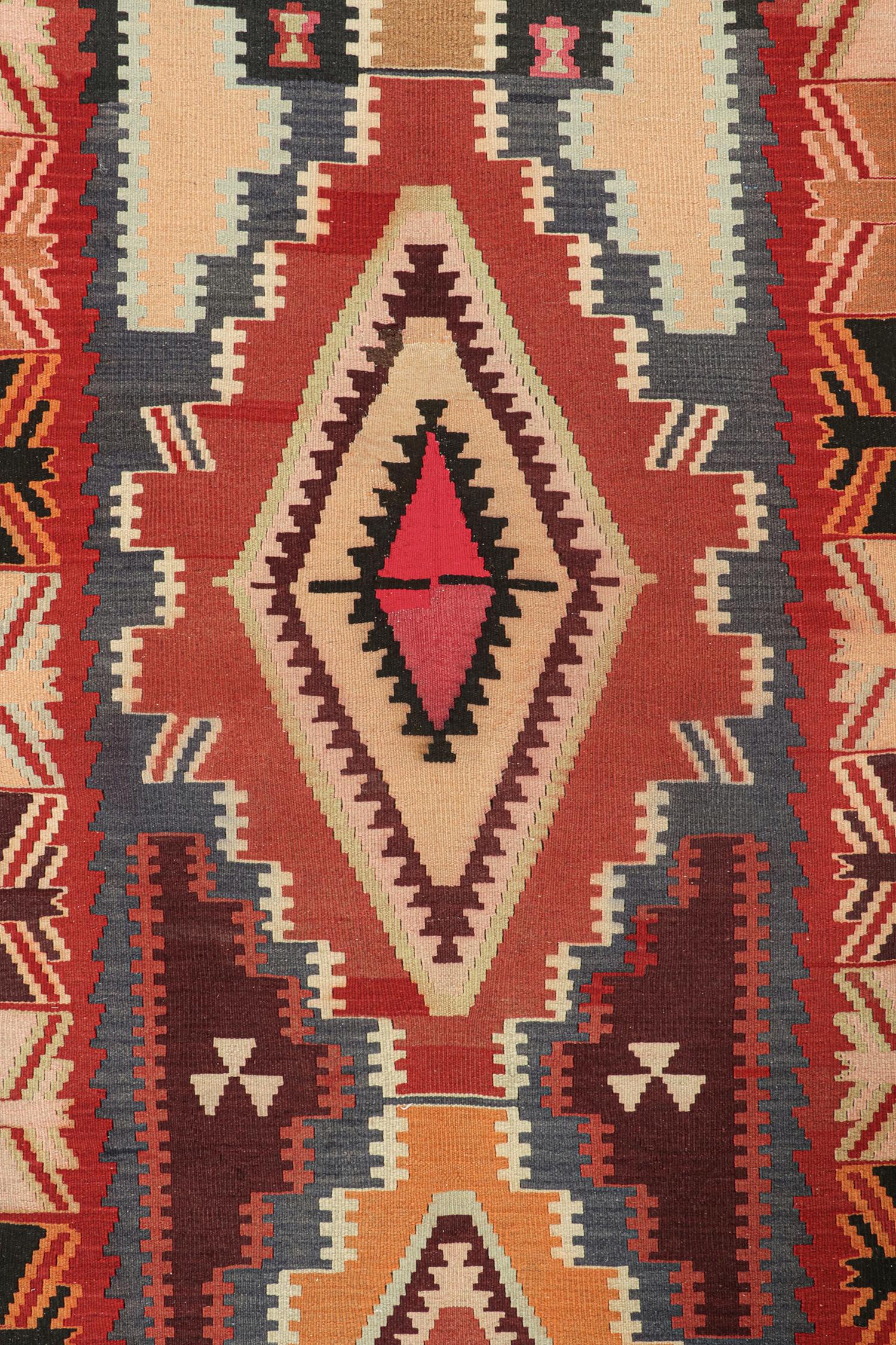 Persischer Kelim mit polychromen, geometrischen Mustern von Teppich & Kilim (Mitte des 20. Jahrhunderts) im Angebot
