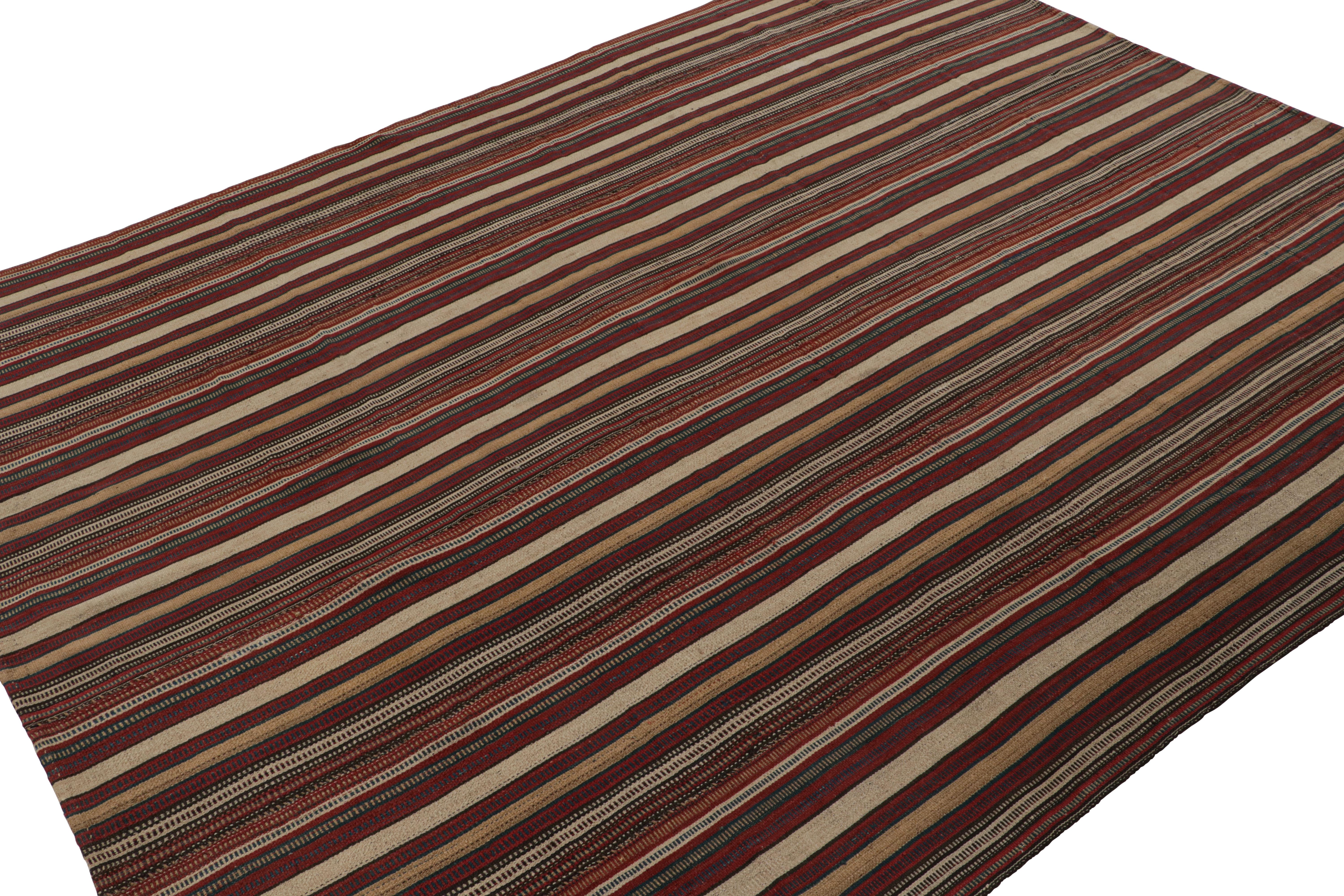 Este kilim persa vintage de 7x9 es el último en unirse a la selección de tejidos planos vintage de Rug & Kilim. 

Sobre el diseño:

Tejida a mano en lana hacia 1950-1960, la pieza está tejida en estilo palas. Un ojo agudo observará que el tejido