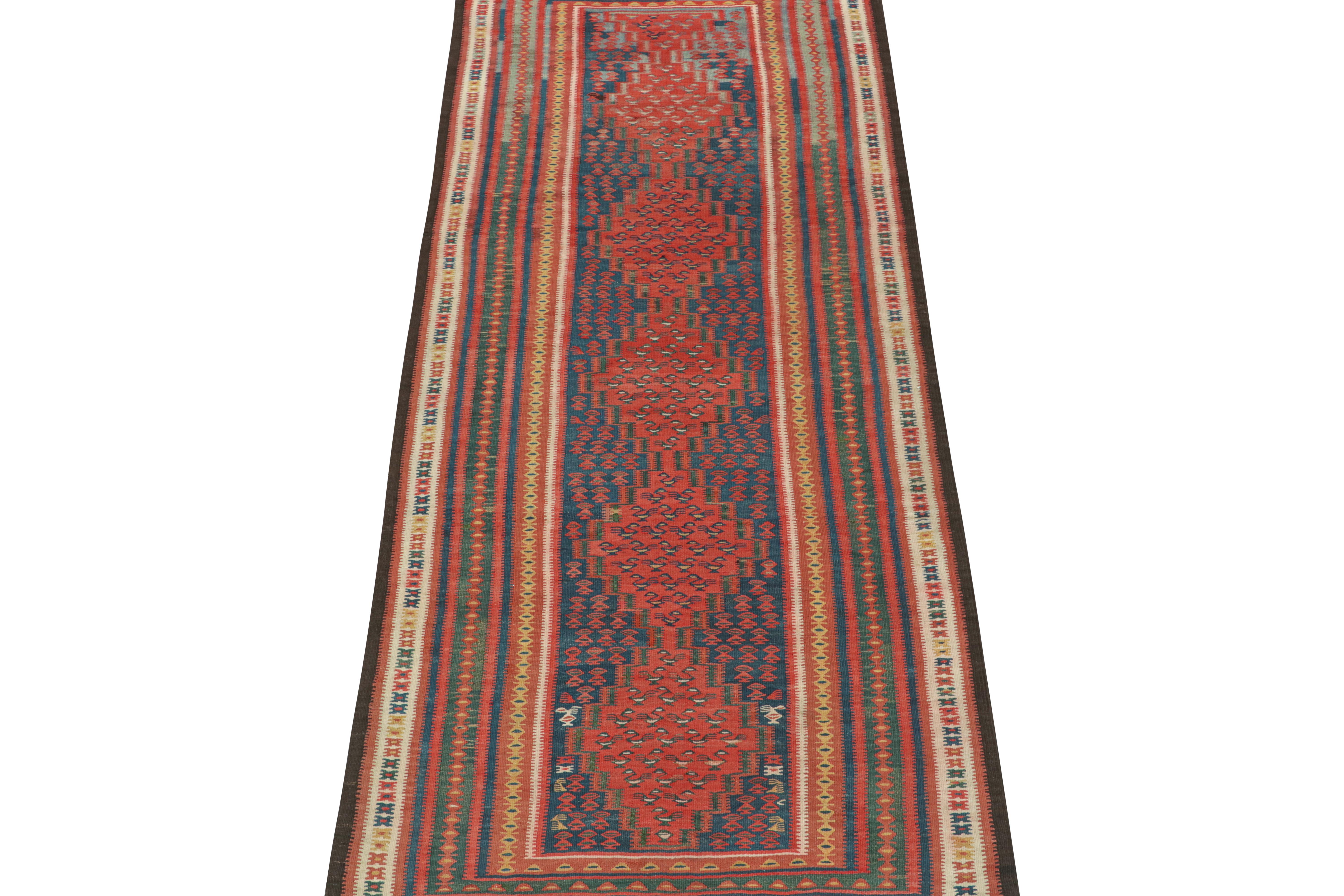 Ce Kilim persan vintage 4x10 serait un coureur tribal de Harsin dans la province de Kermanshah. Tissé à la main en laine, il date des années 1950-1960. 

Sur le Design :

Ce Kilim particulier bénéficie d'un design intéressant, jouant du médaillon et