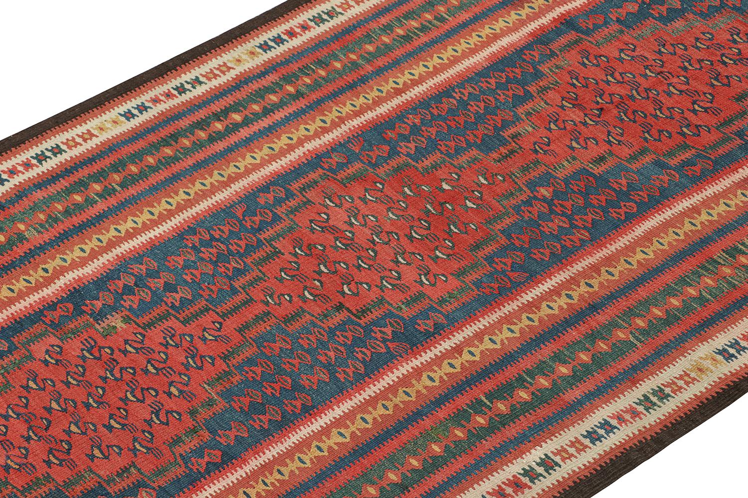 Perse Tapis Kilim persan vintage avec médaillons rouges et motifs géométriques par Rug & Kilim en vente