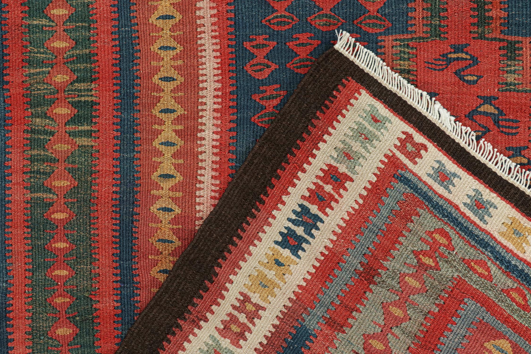Milieu du XXe siècle Tapis Kilim persan vintage avec médaillons rouges et motifs géométriques par Rug & Kilim en vente