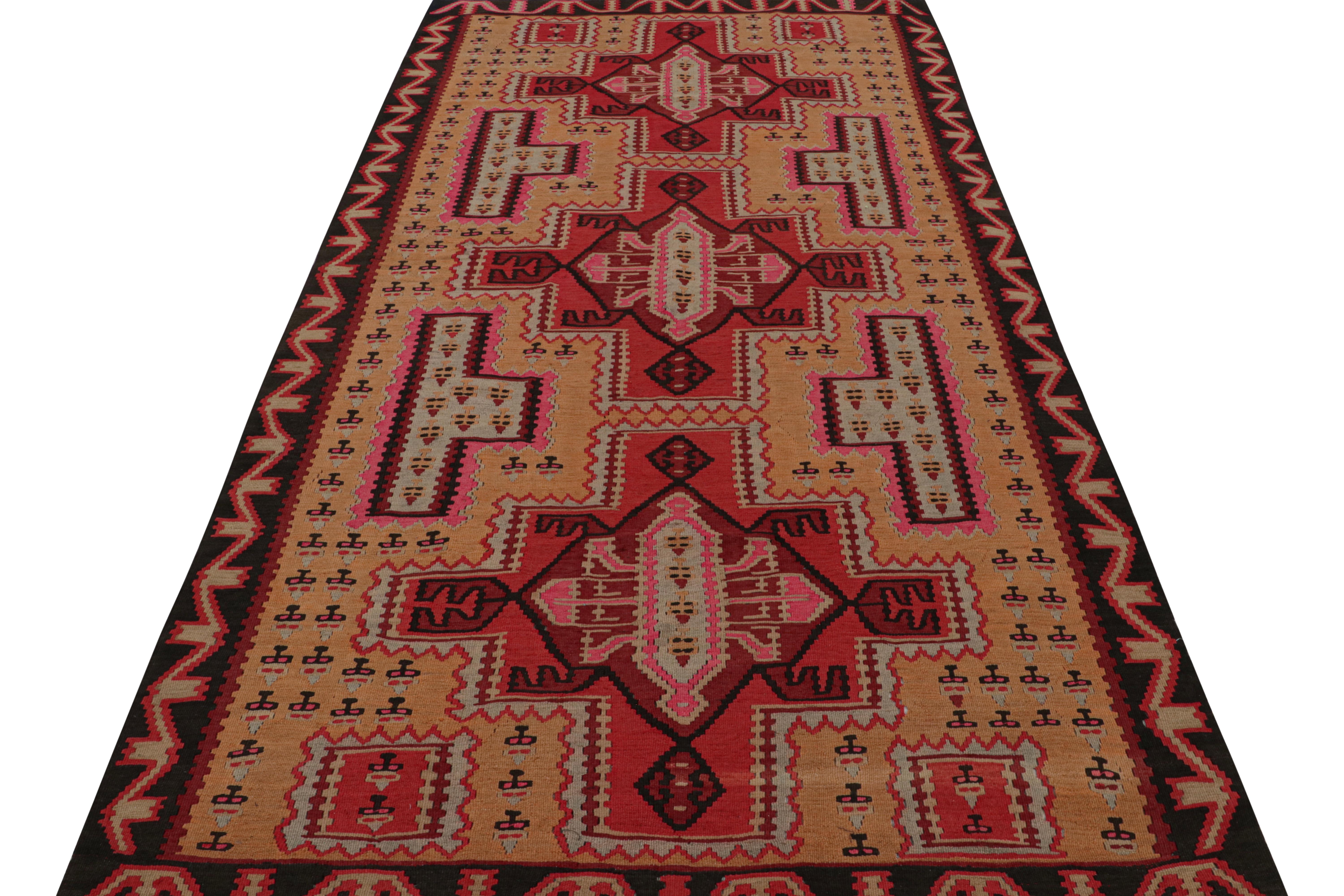 Persischer Vintage-Kelim im Vintage-Stil mit roten Medaillons auf einem Goldfeld, von Rug & Kilim (Stammeskunst) im Angebot