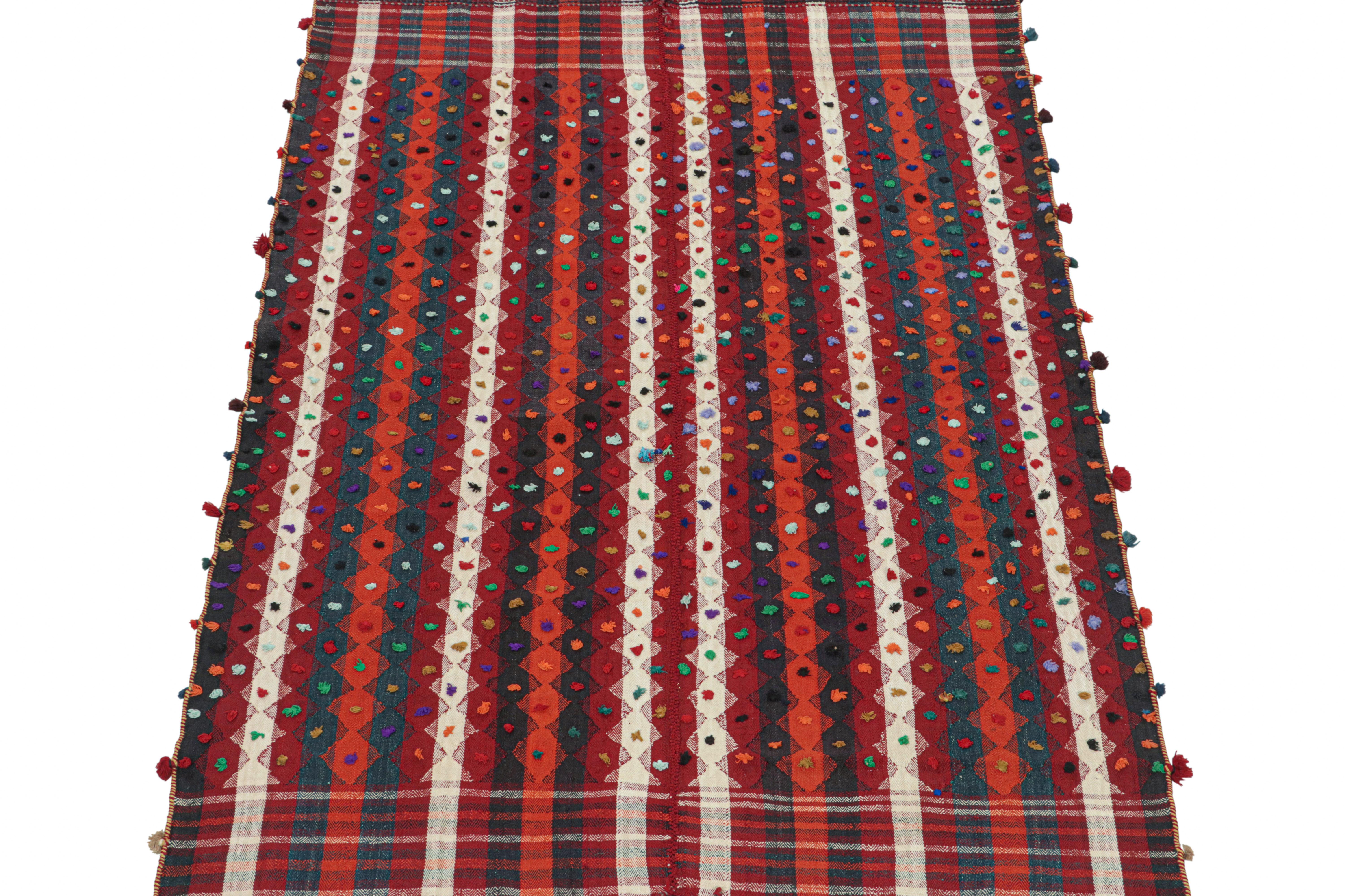 Diese Vintage 5x8 persischen Kilim ist ein Mid-Century Stammes-Teppich, handgewebt in Wolle ca. 1950-1960. 

Das Design stellt höchstwahrscheinlich einen Kilim im Jajim-Stil dar - eine Flachwebtechnik, bei der mehrere Teile zu einem einzigen