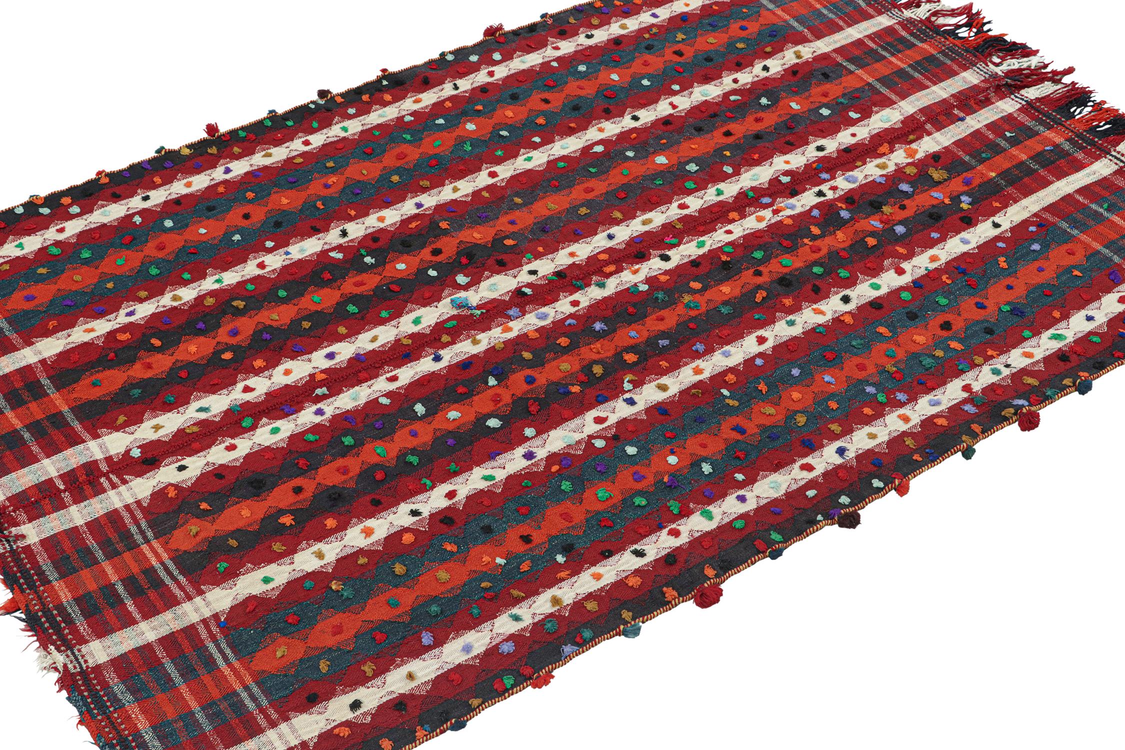 Persischer Kelim mit Streifen und lebhaften strukturierten Akzenten von Teppich & Kilim (Stammeskunst) im Angebot