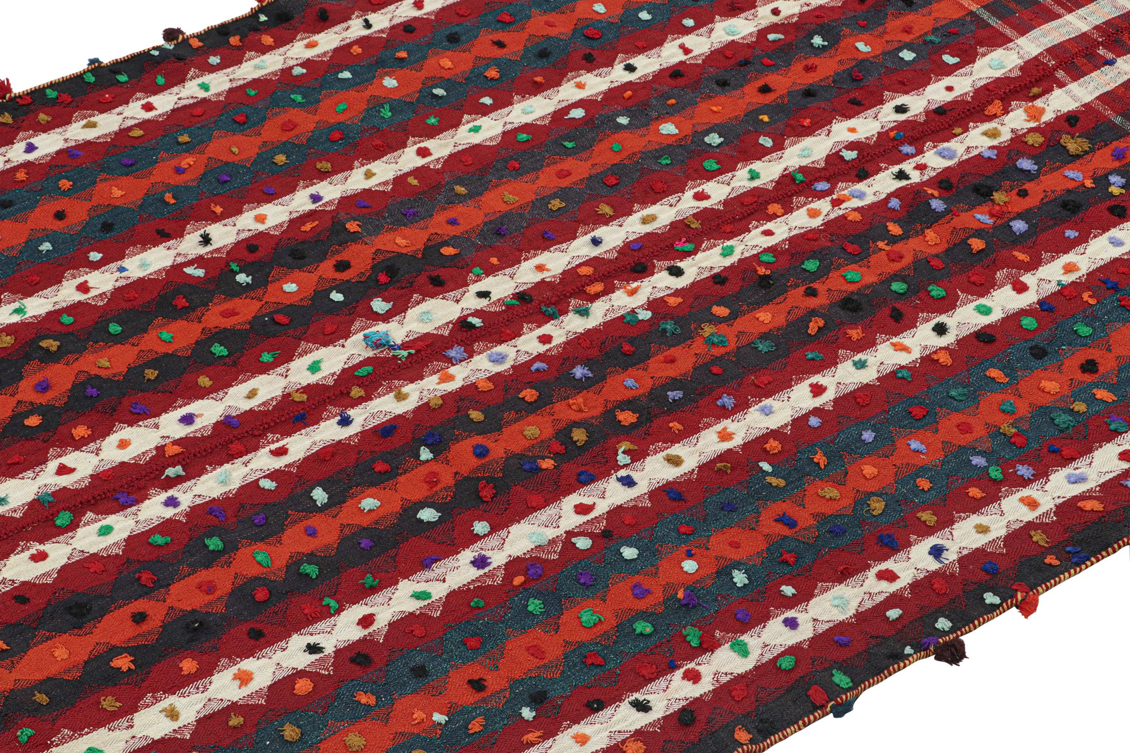 Persischer Kelim mit Streifen und lebhaften strukturierten Akzenten von Teppich & Kilim (Handgeknüpft) im Angebot