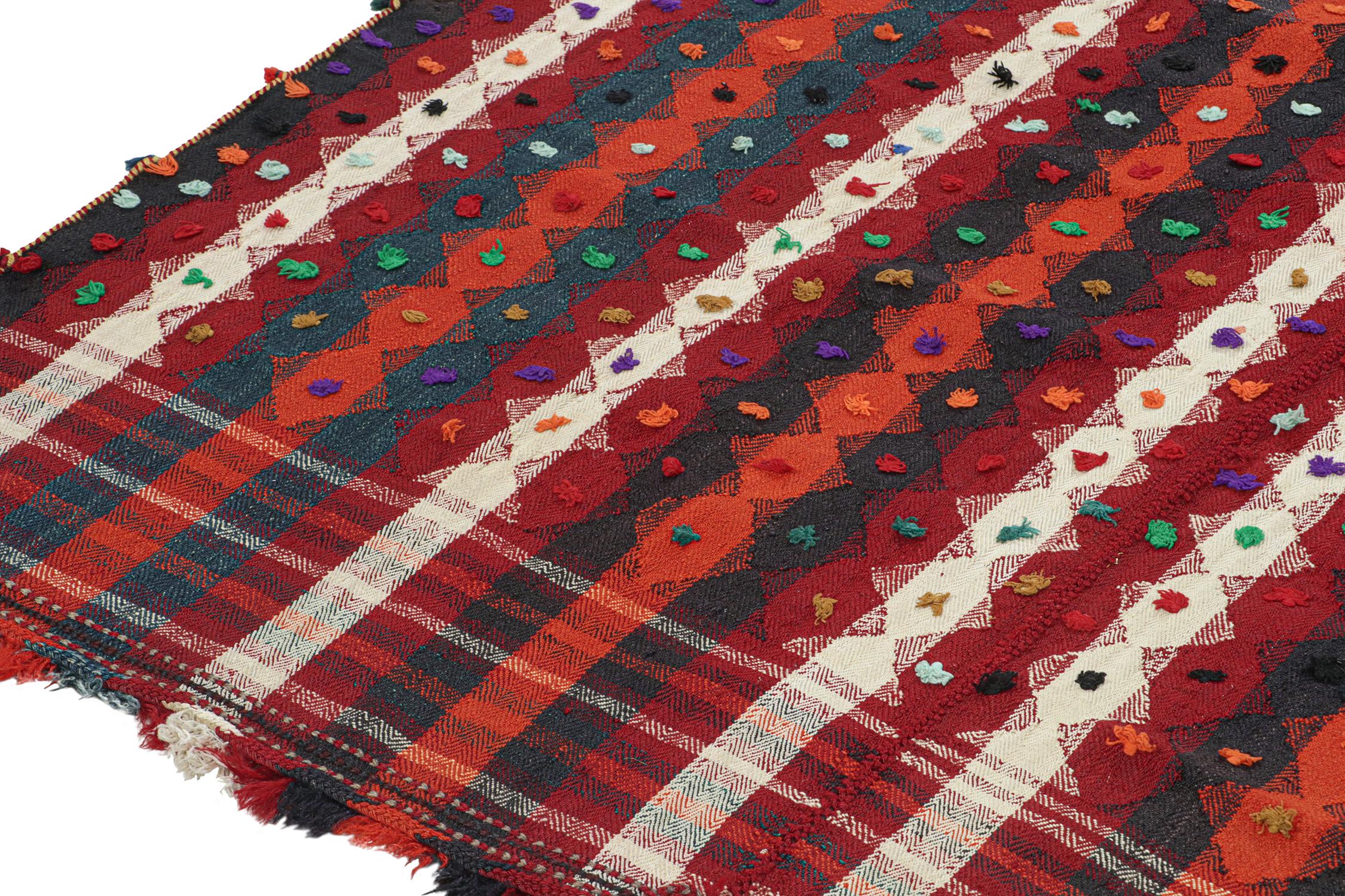 Persischer Kelim mit Streifen und lebhaften strukturierten Akzenten von Teppich & Kilim im Zustand „Gut“ im Angebot in Long Island City, NY
