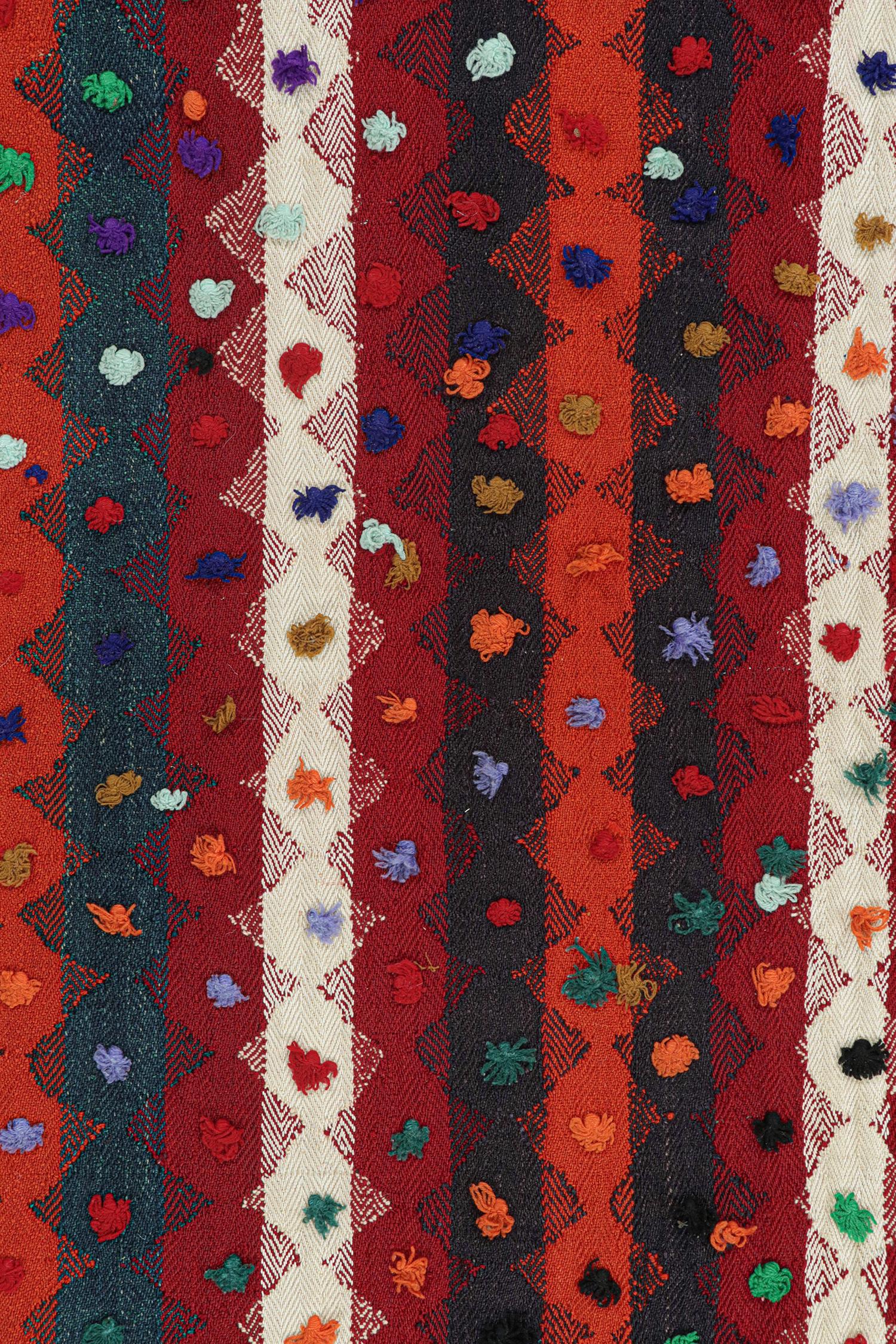 Persischer Kelim mit Streifen und lebhaften strukturierten Akzenten von Teppich & Kilim (Mitte des 20. Jahrhunderts) im Angebot