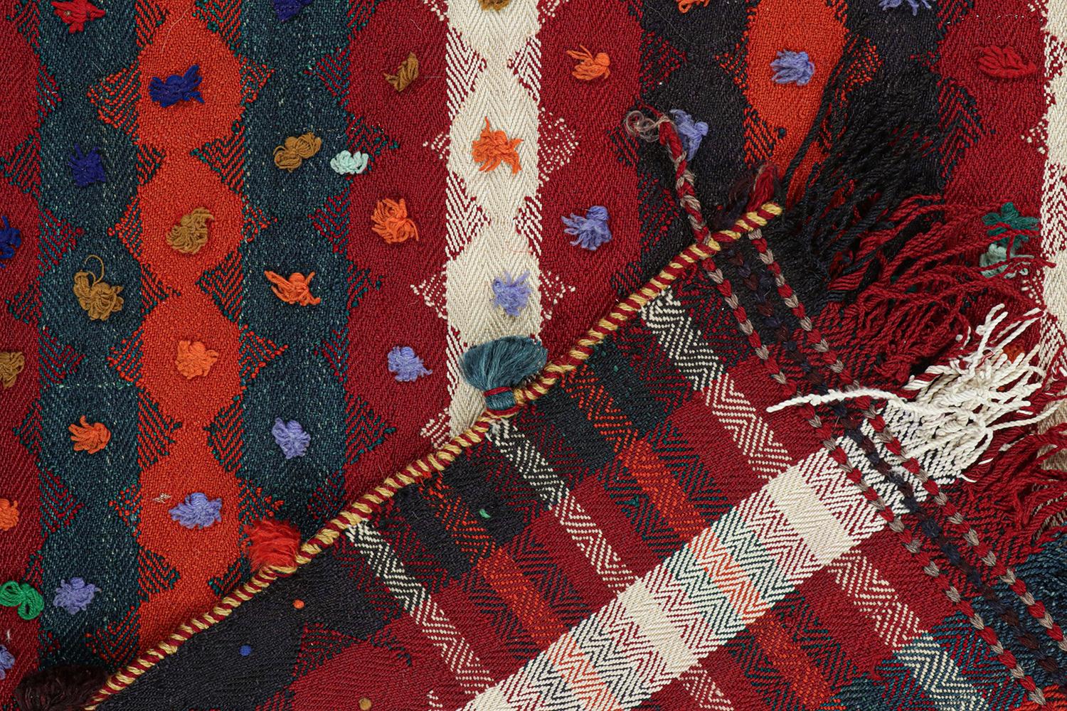 Persischer Kelim mit Streifen und lebhaften strukturierten Akzenten von Teppich & Kilim (Wolle) im Angebot