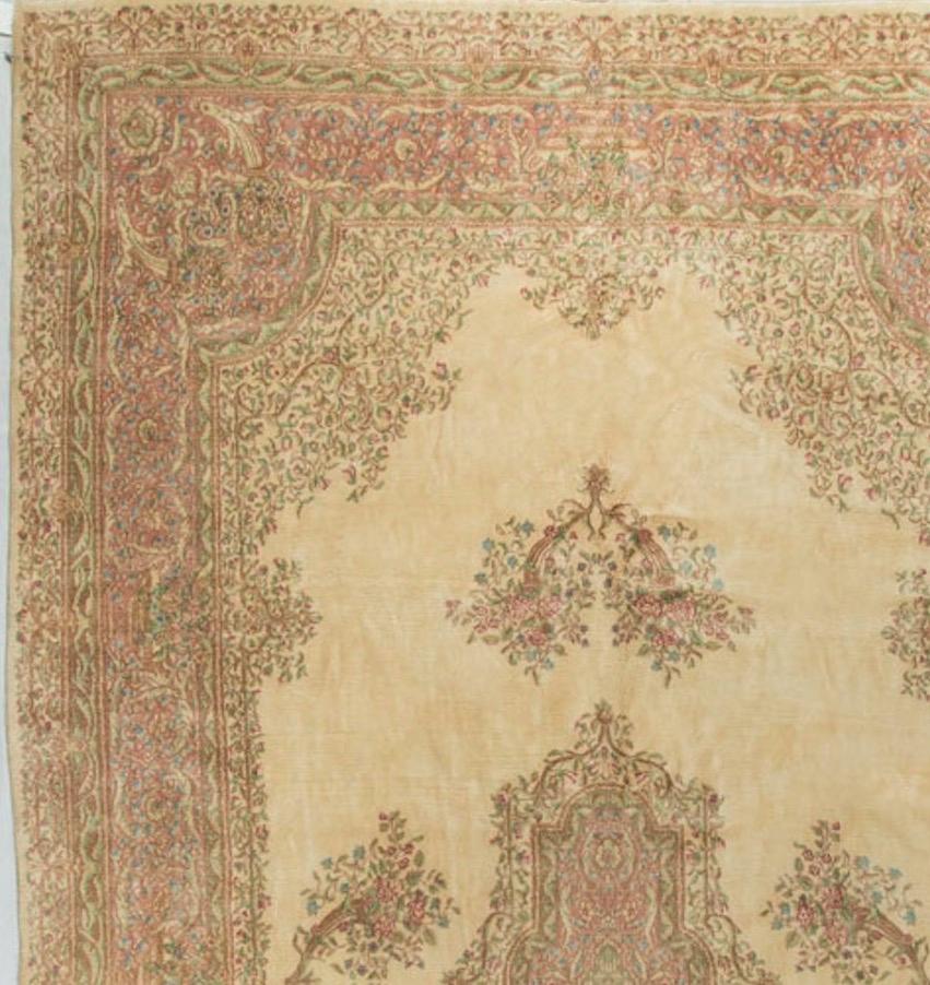 La combinaison de couleurs ivoire et pêche fonctionne si bien sur ce joli tapis léger et aéré. Les écoinçons d'angle reflètent les motifs des motifs intérieurs et le tout est magnifiquement terminé par la bordure principale. Mesures : 11'4