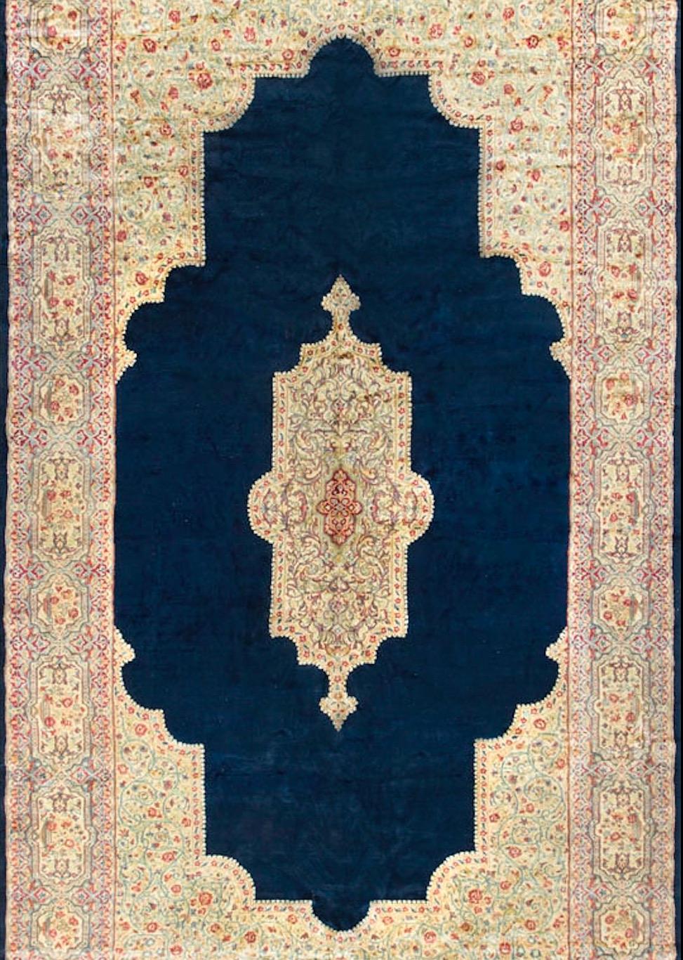 Persischer Kirman-Teppich im Vintage-Stil, um 1940, 9'8 x 17'8 im Zustand „Gut“ im Angebot in Secaucus, NJ