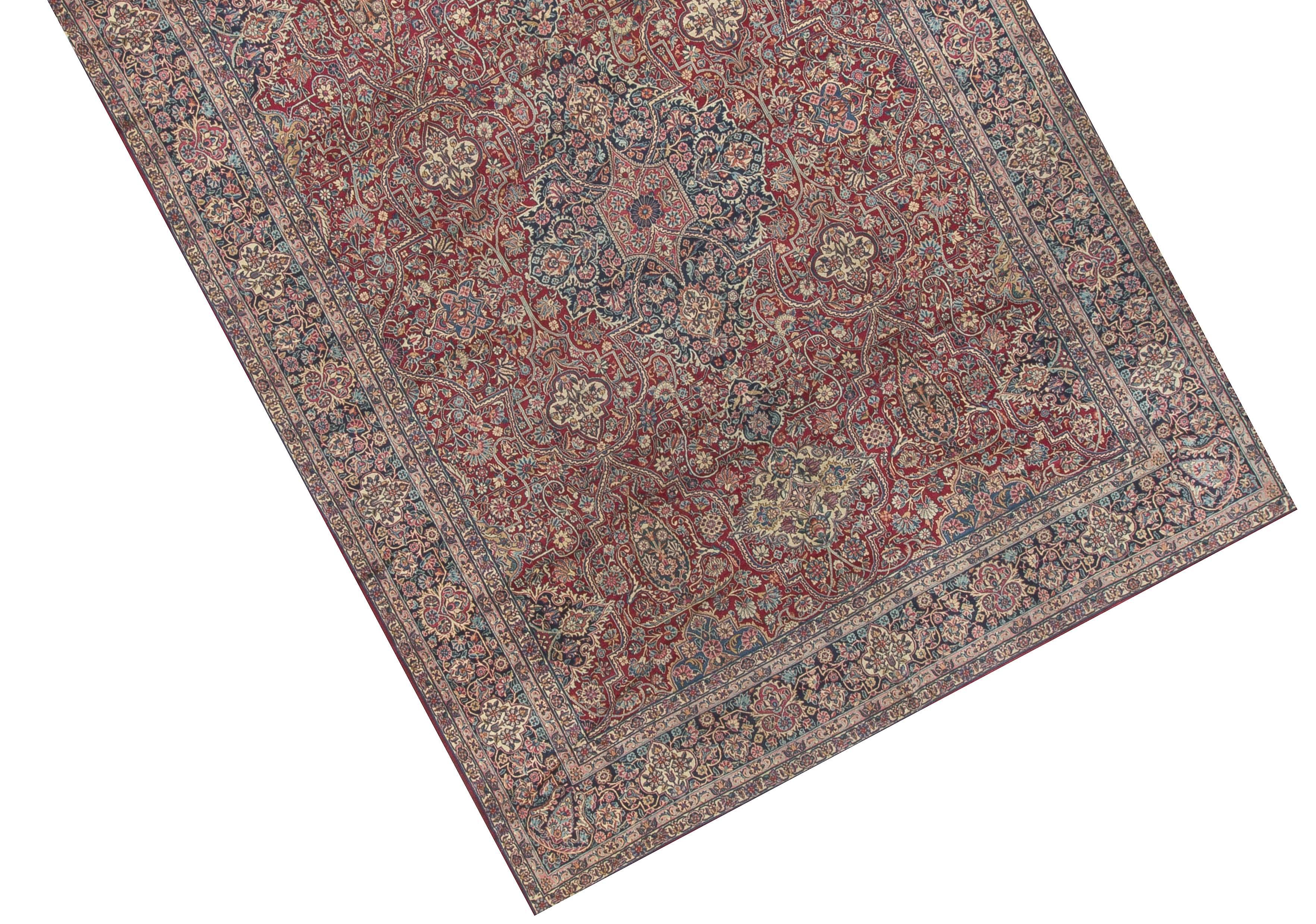 Un pregiato tappeto persiano vintage tessuto a mano Kirman, i cui incredibili dettagli intricati creano un vero capolavoro dell'arte del tessitore.