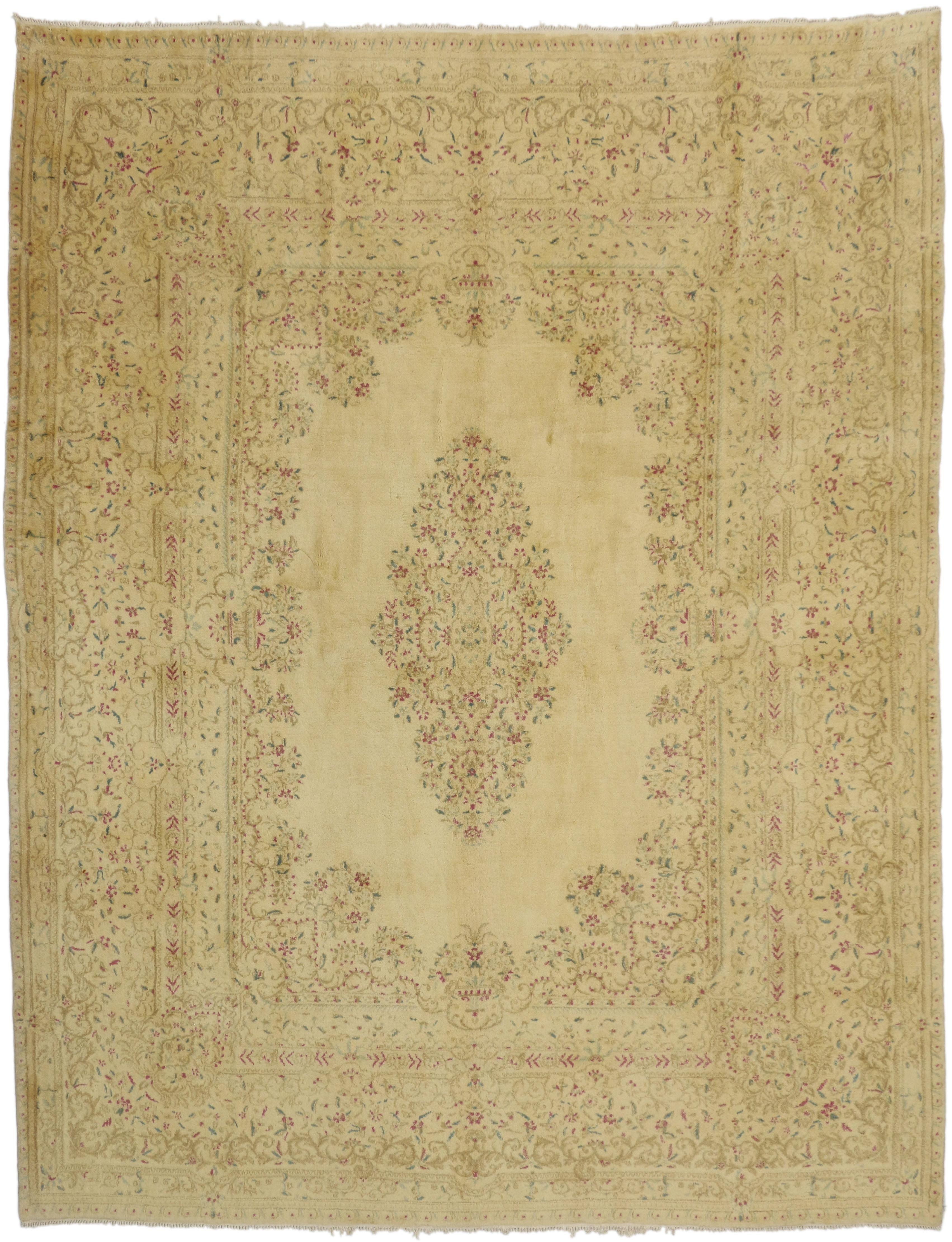 74200 Tapis persan vintage Kirman avec style victorien français, tapis Kerman or 08'08 X 11'02. Ce tapis persan Kerman vintage en laine noué à la main, de style victorien français, présente un médaillon central composé d'un étalage élaboré de