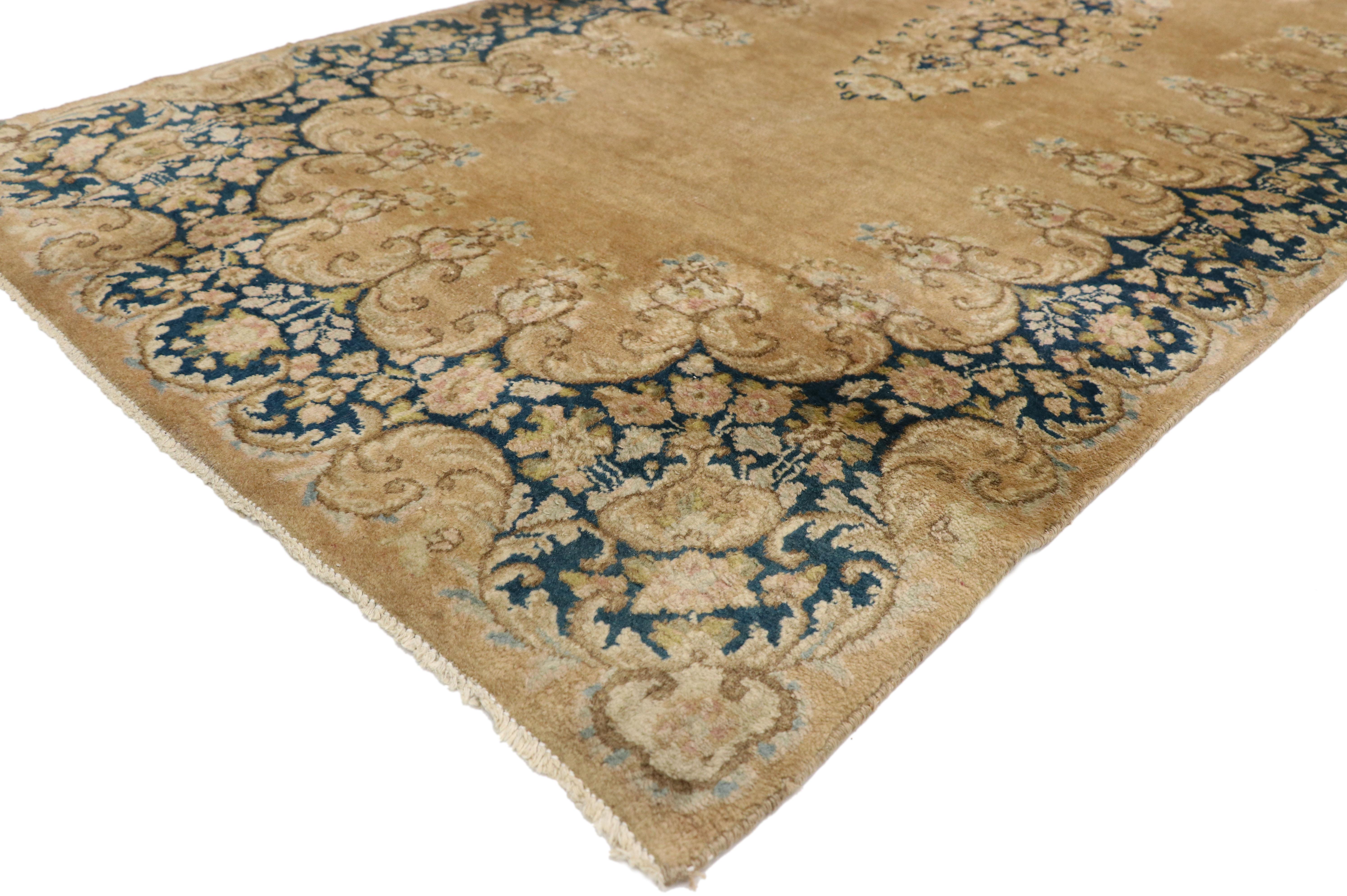 73660 Antiker persischer Kerman Teppich Läufer, 03'03 x 17'06. 
Dieser alte persische Kerman Flurläufer, der sorgfältig aus handgeknüpfter Wolle gefertigt wurde, besticht durch ein tintenblaues Blumenmedaillon in der Mitte, das durch zarte