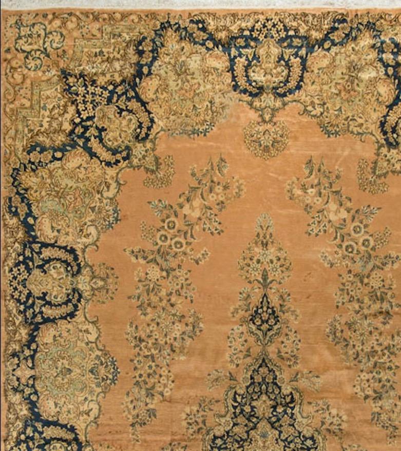 Il medaglione centrale della marina è compensato in modo meraviglioso dallo schema dei bordi. Con un fondo in morbida terracotta, questo tappeto si abbina magnificamente a un ambiente tradizionale o contemporaneo. Misure: 11'2
