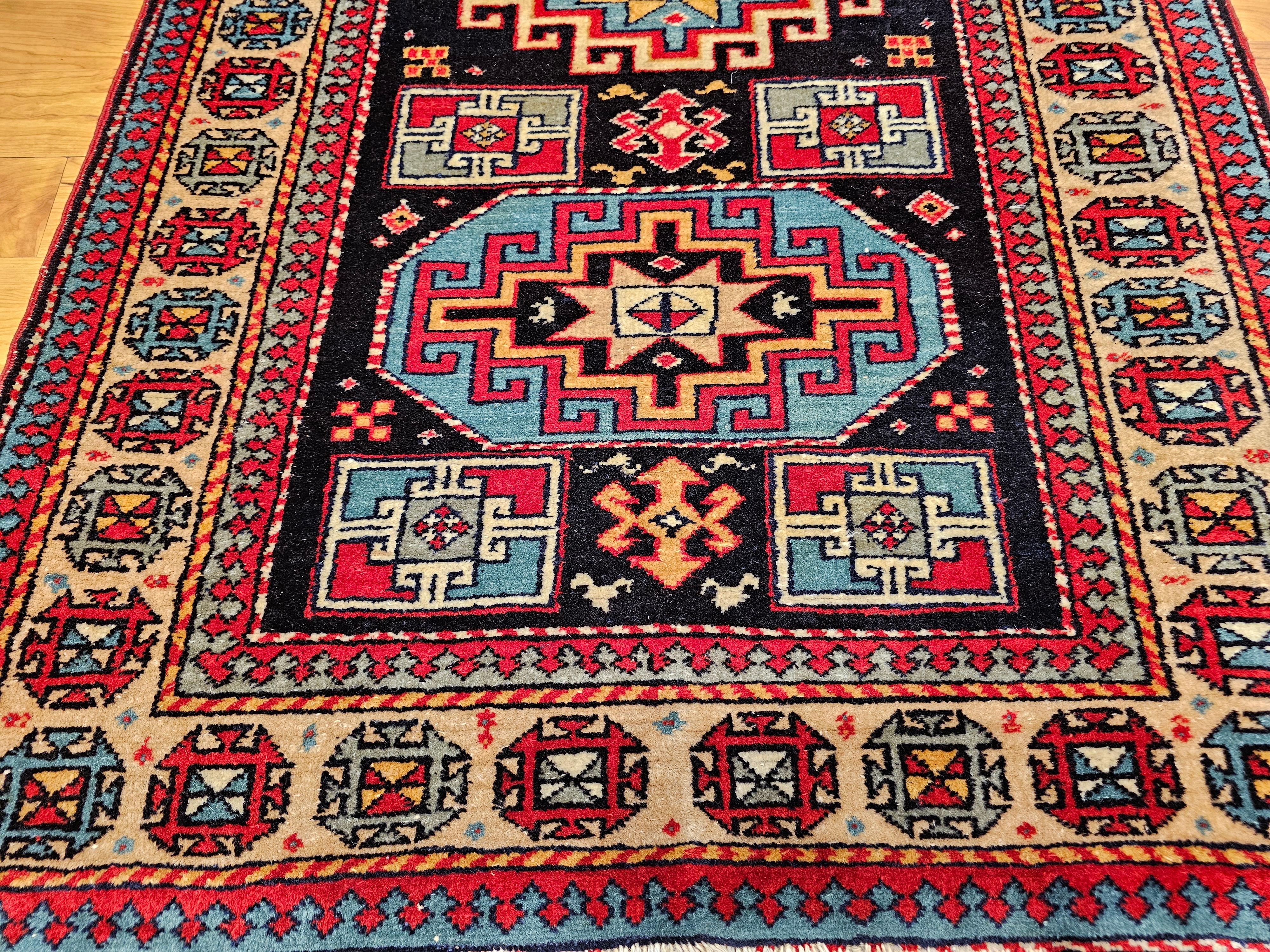 Persischer Kurdischer Vintage-Teppich in Marineblau, Hellbraun und Blau mit geometrischem Muster (Handgeknüpft) im Angebot