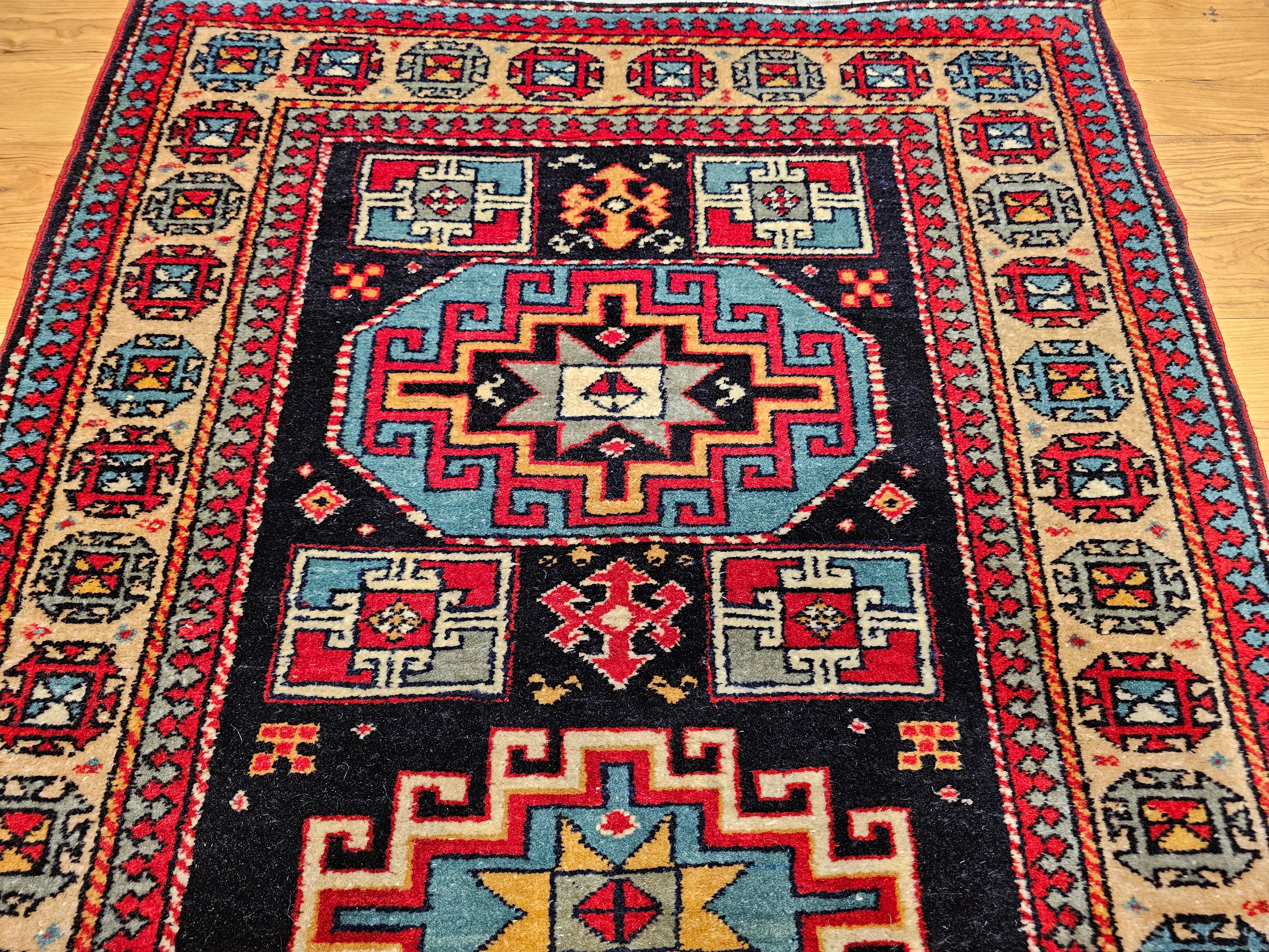 Persischer Kurdischer Vintage-Teppich in Marineblau, Hellbraun und Blau mit geometrischem Muster (20. Jahrhundert) im Angebot