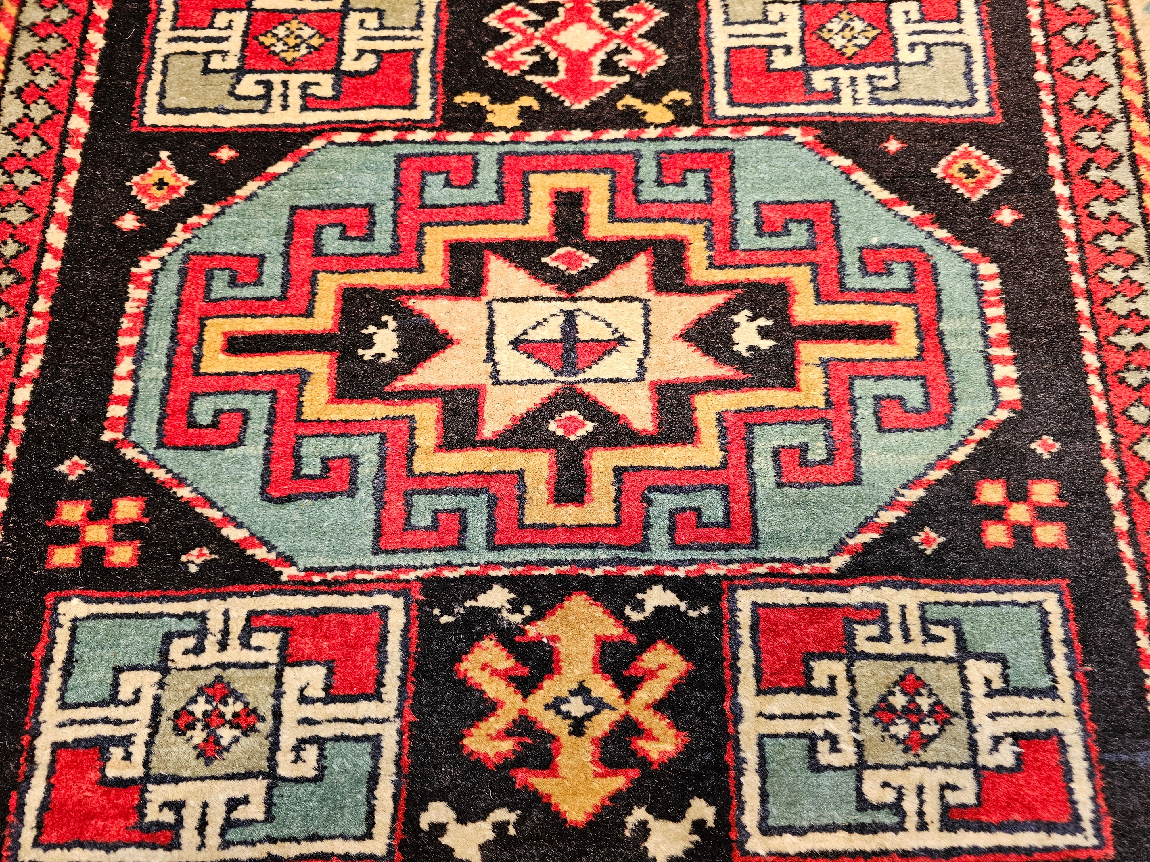 Persischer Kurdischer Vintage-Teppich in Marineblau, Hellbraun und Blau mit geometrischem Muster im Angebot 1