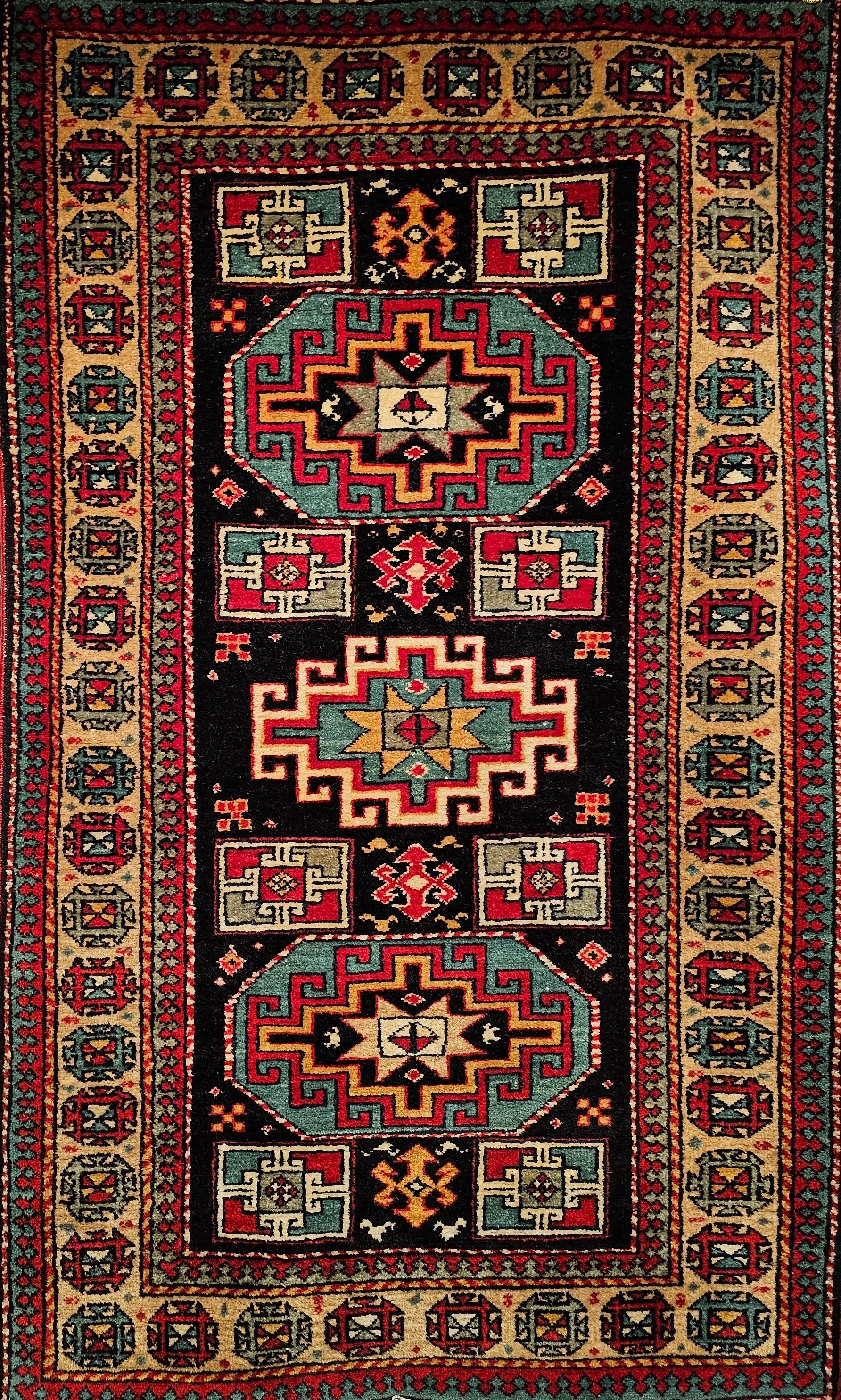Alfombra kurda persa vintage con motivos geométricos en azul marino, tostado y azul