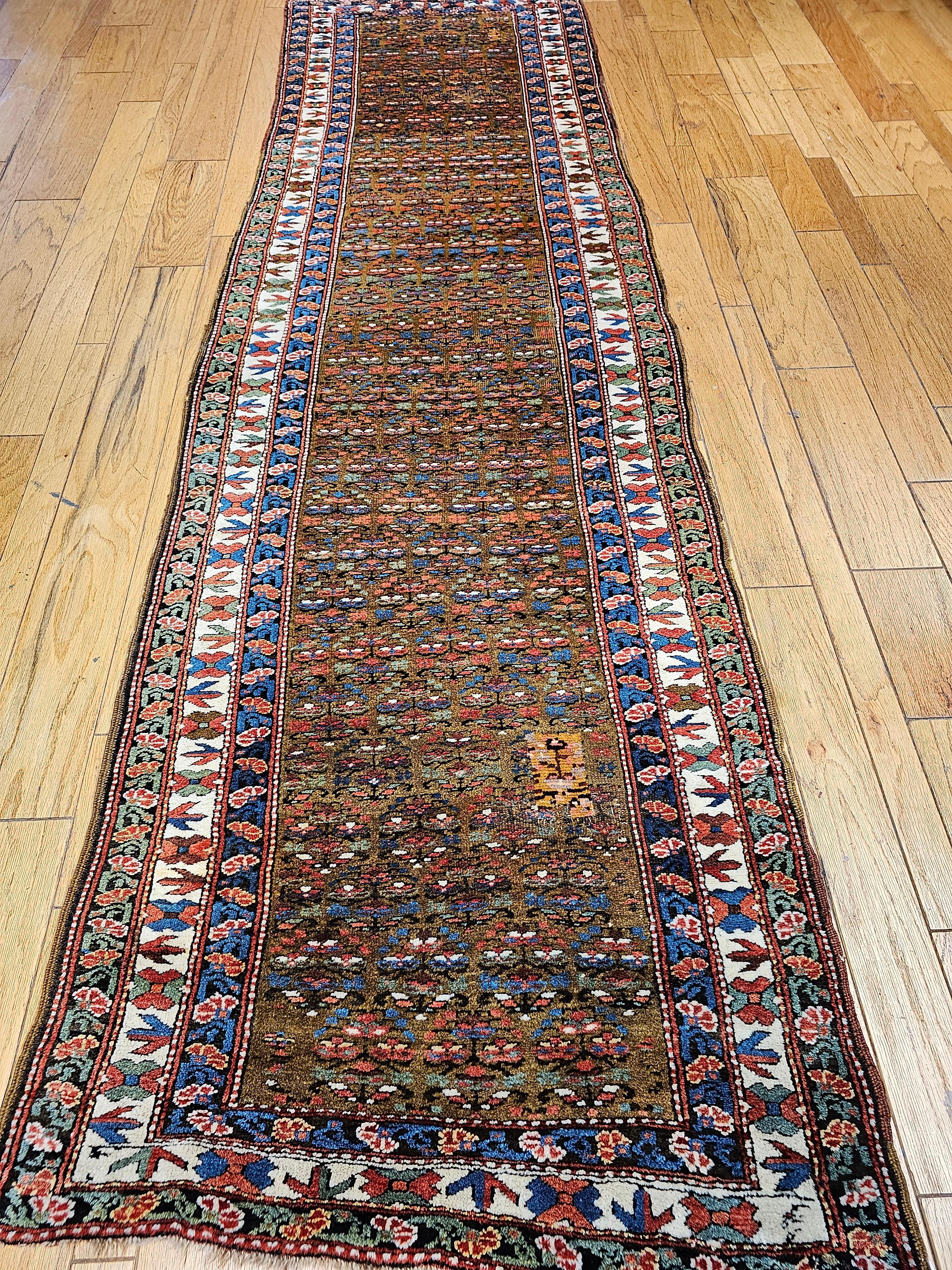 Perse Tapis de couloir vintage persan kurde en crin de camel à motif intégral en vente