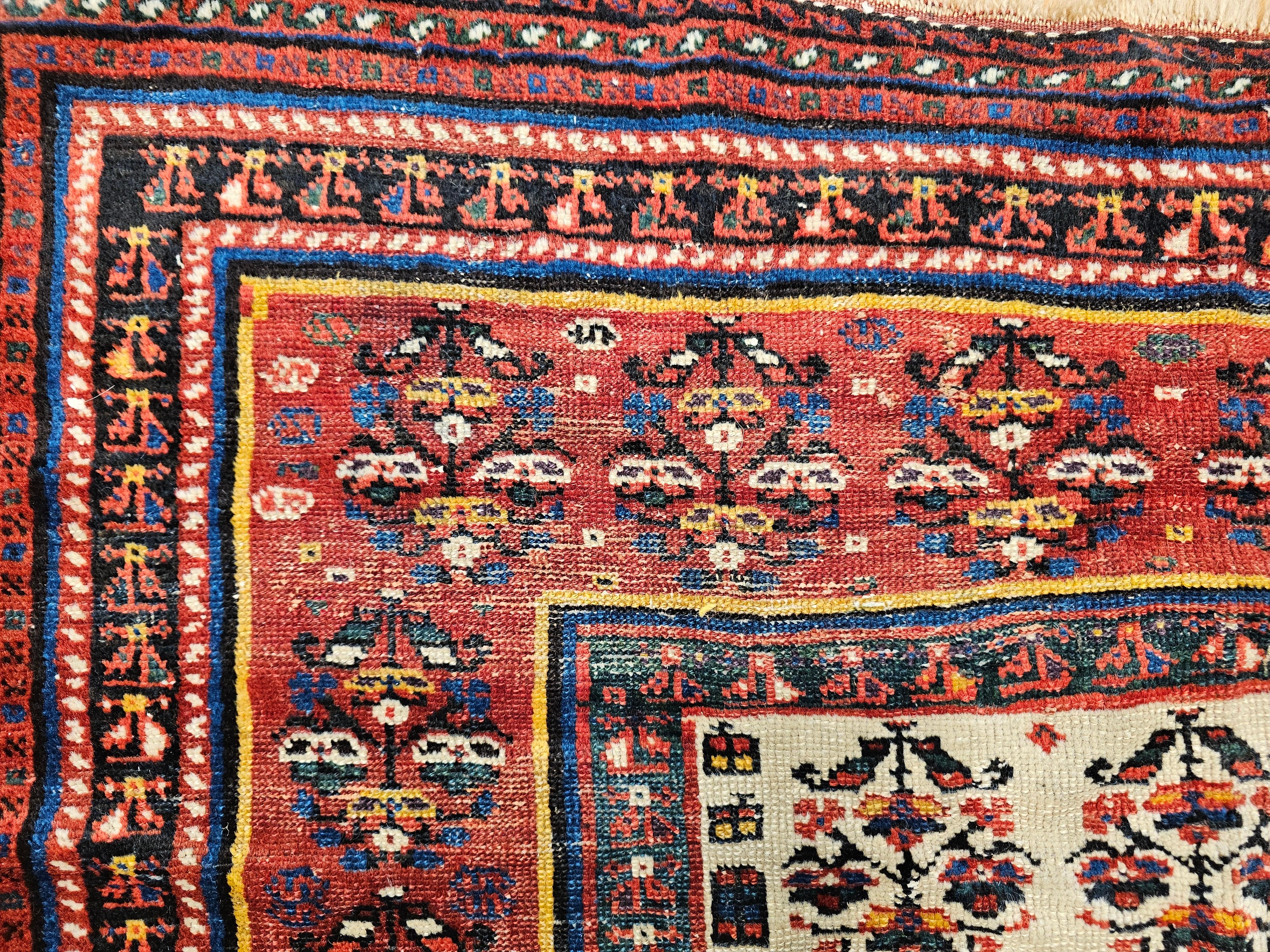 Manta vintage persa kurda con estampado de cachemira en marfil, rojo y verde en venta 3