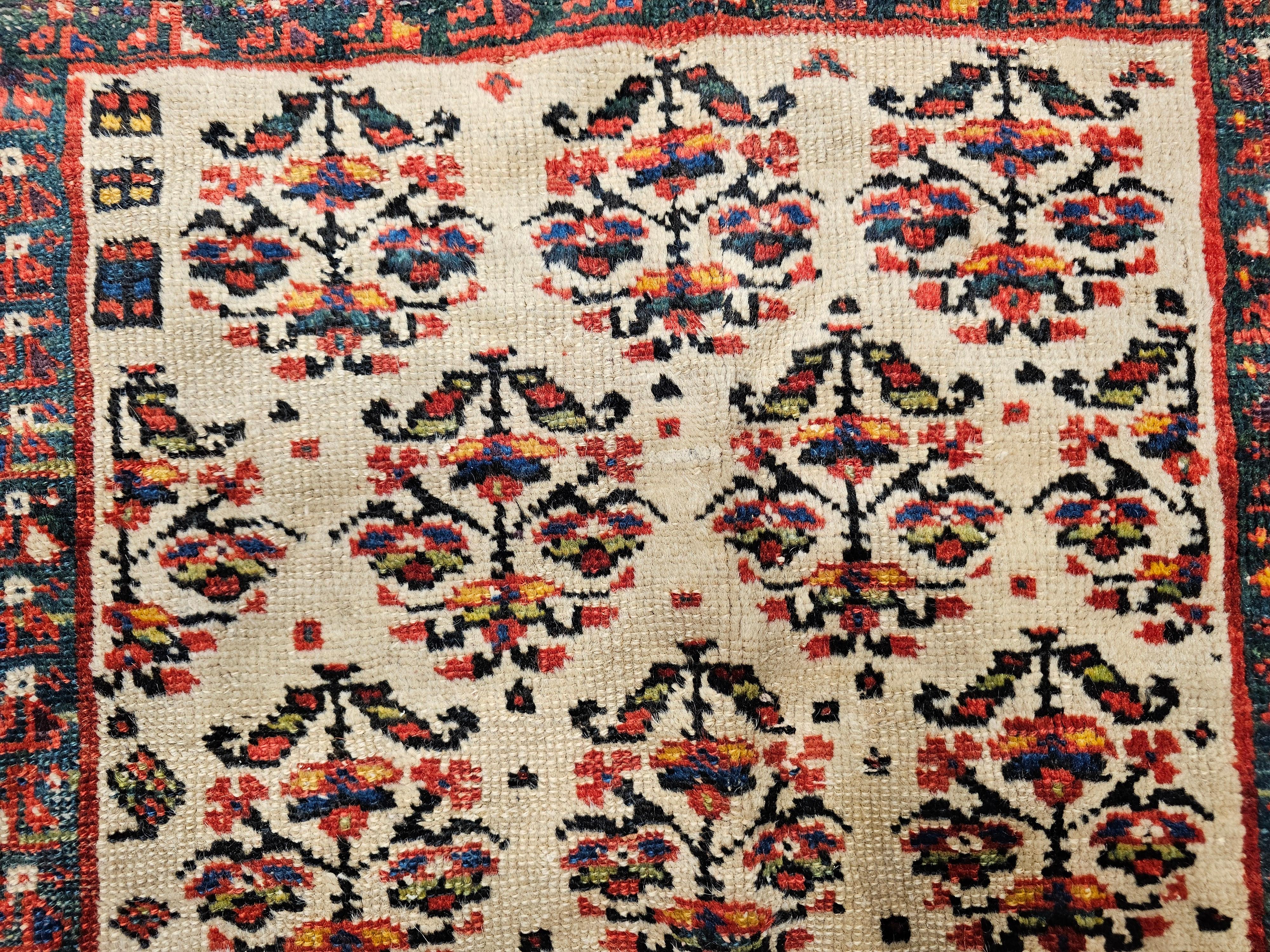 Manta vintage persa kurda con estampado de cachemira en marfil, rojo y verde en venta 4